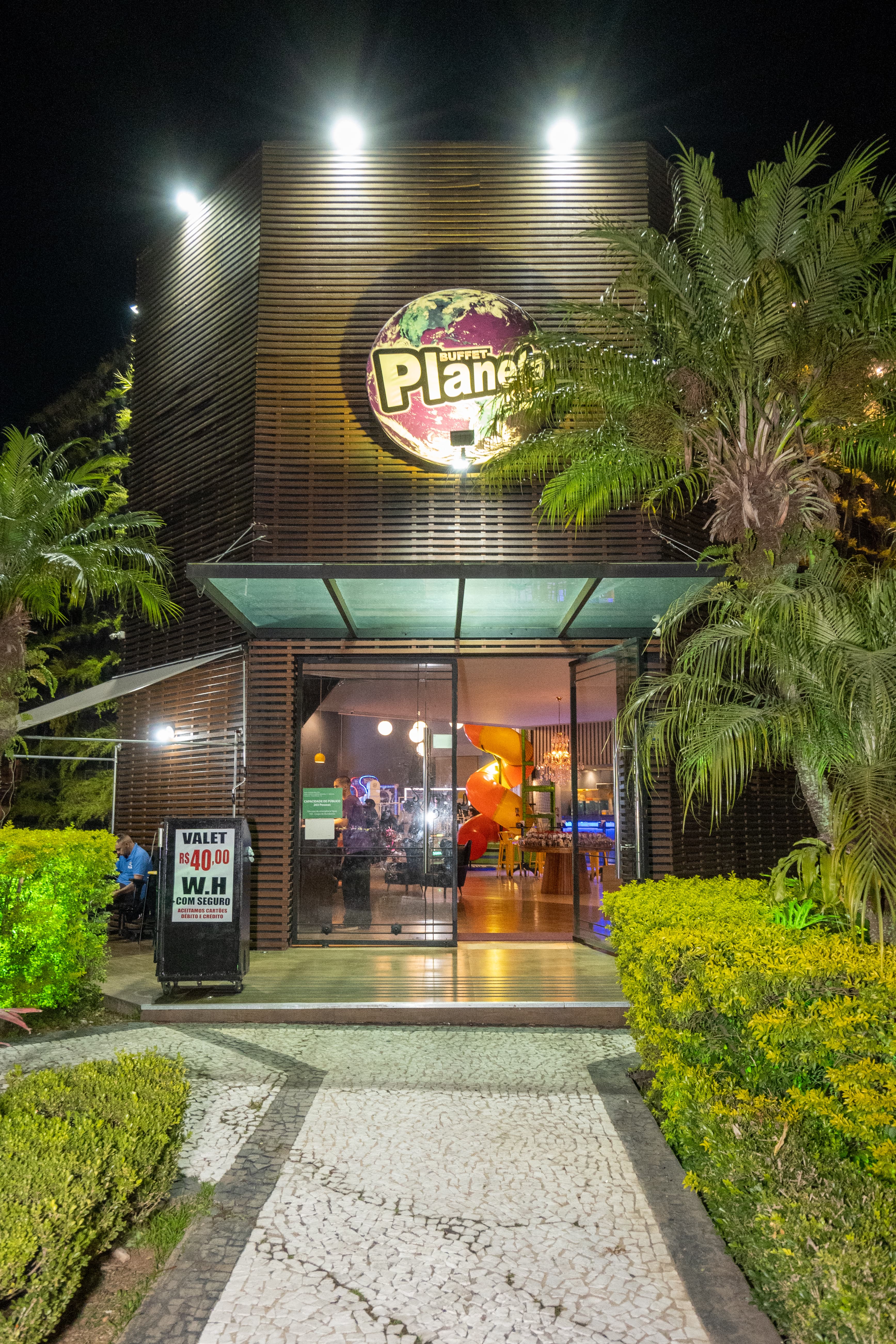 Isabella sorrindo em seu aniversário temático de Hogwarts