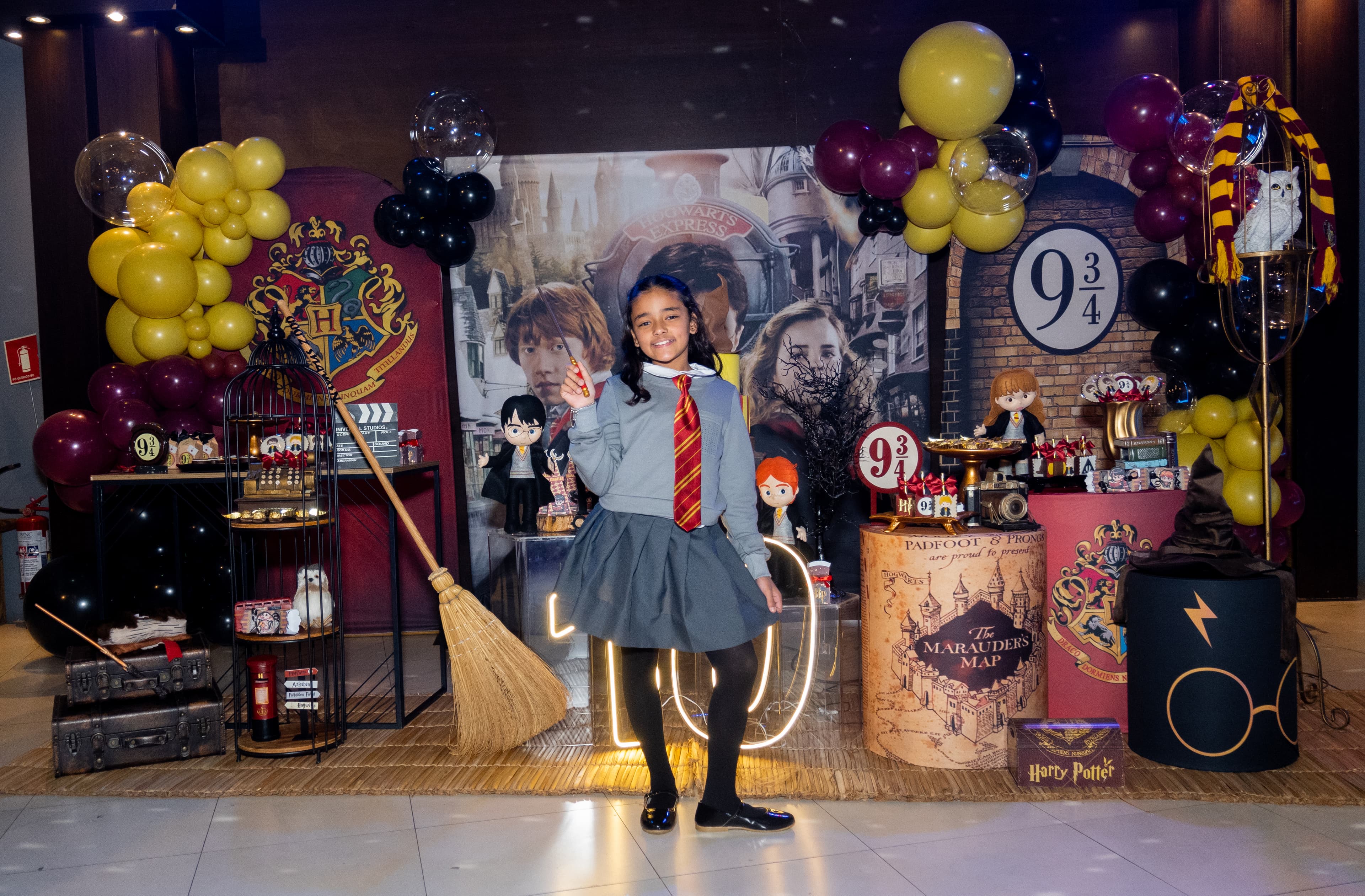 Momento especial do bolo de aniversário temático de Hogwarts