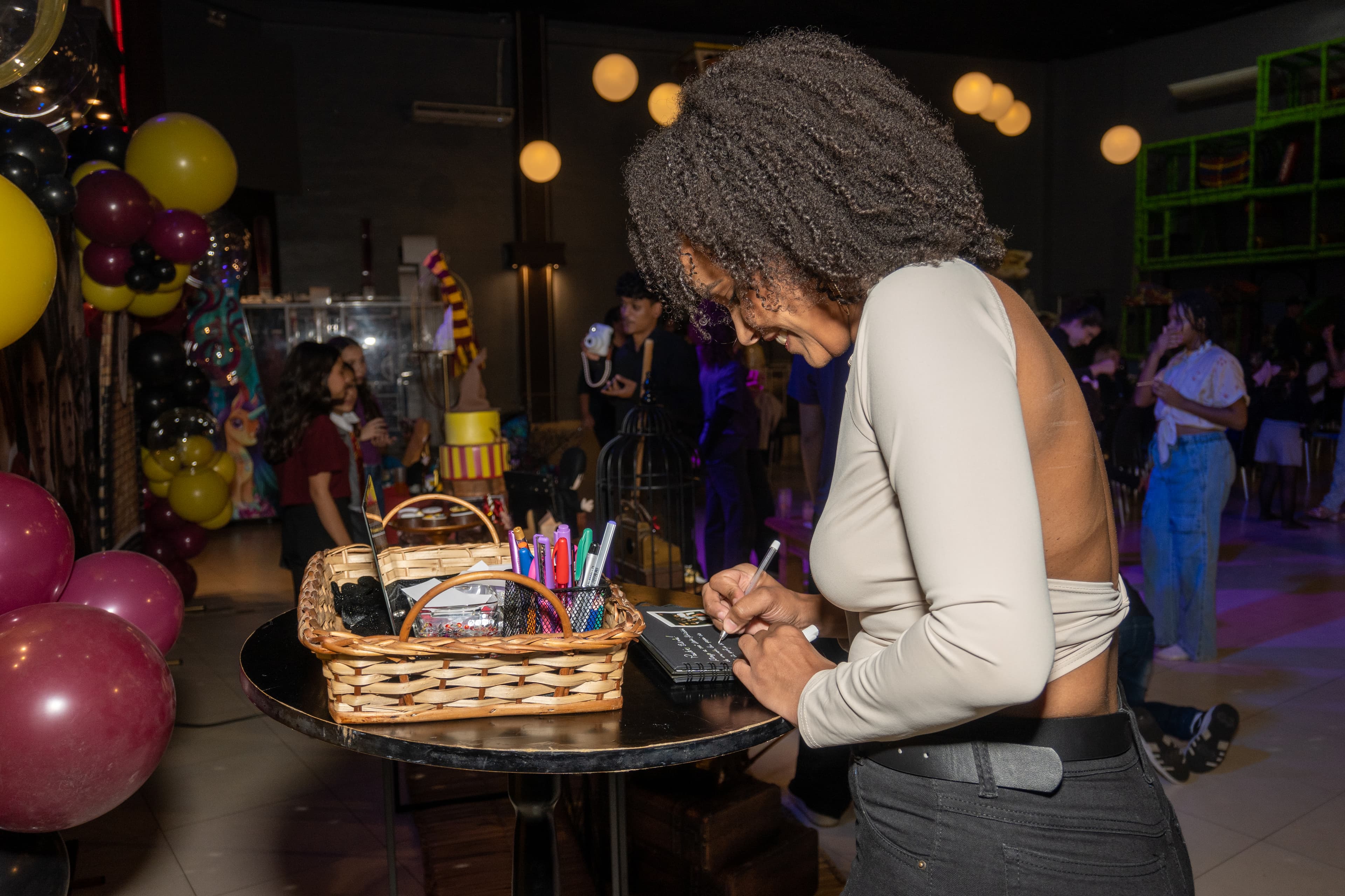 Momento especial do bolo de aniversário temático de Hogwarts