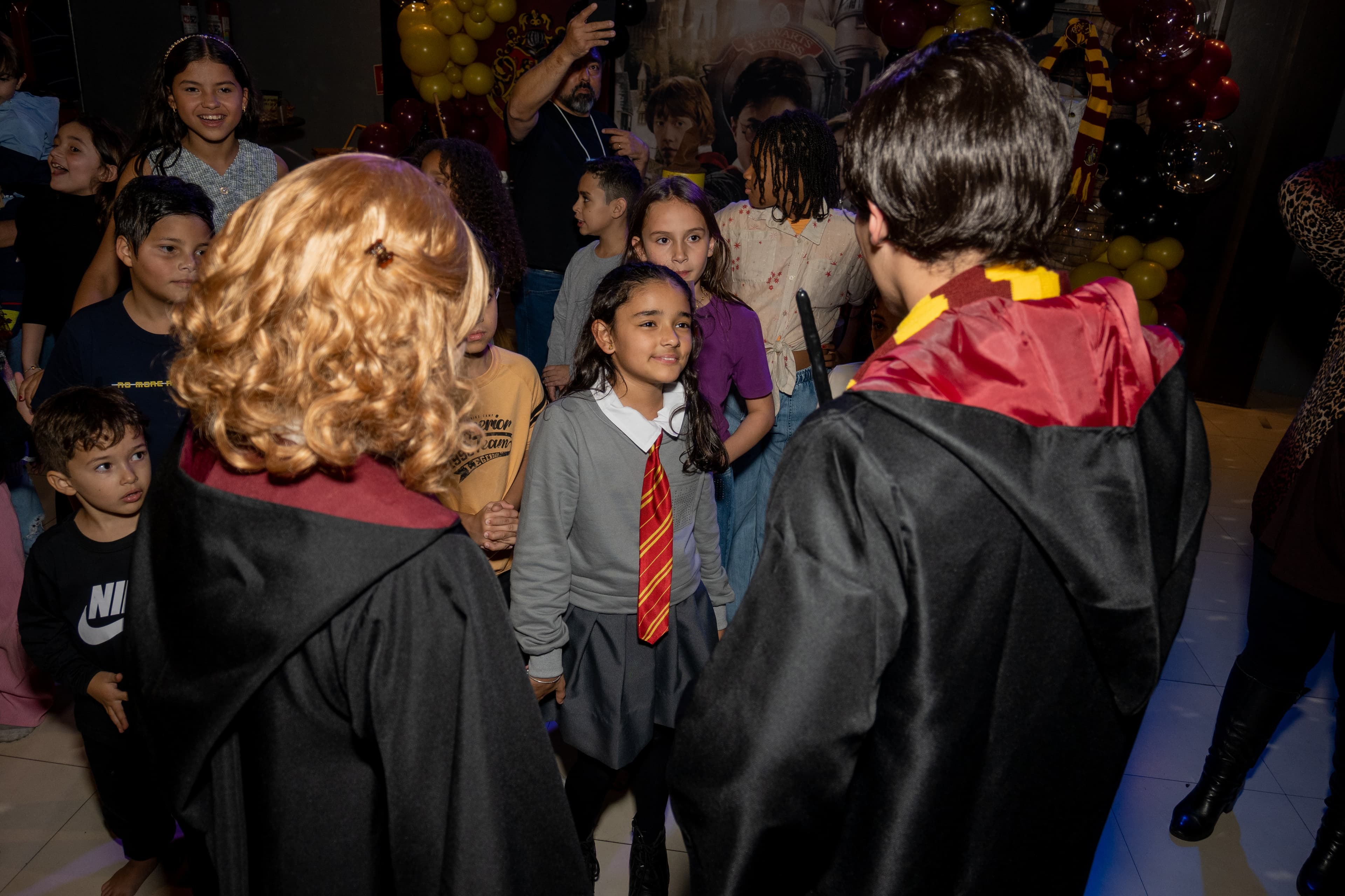 Momento especial do bolo de aniversário temático de Hogwarts
