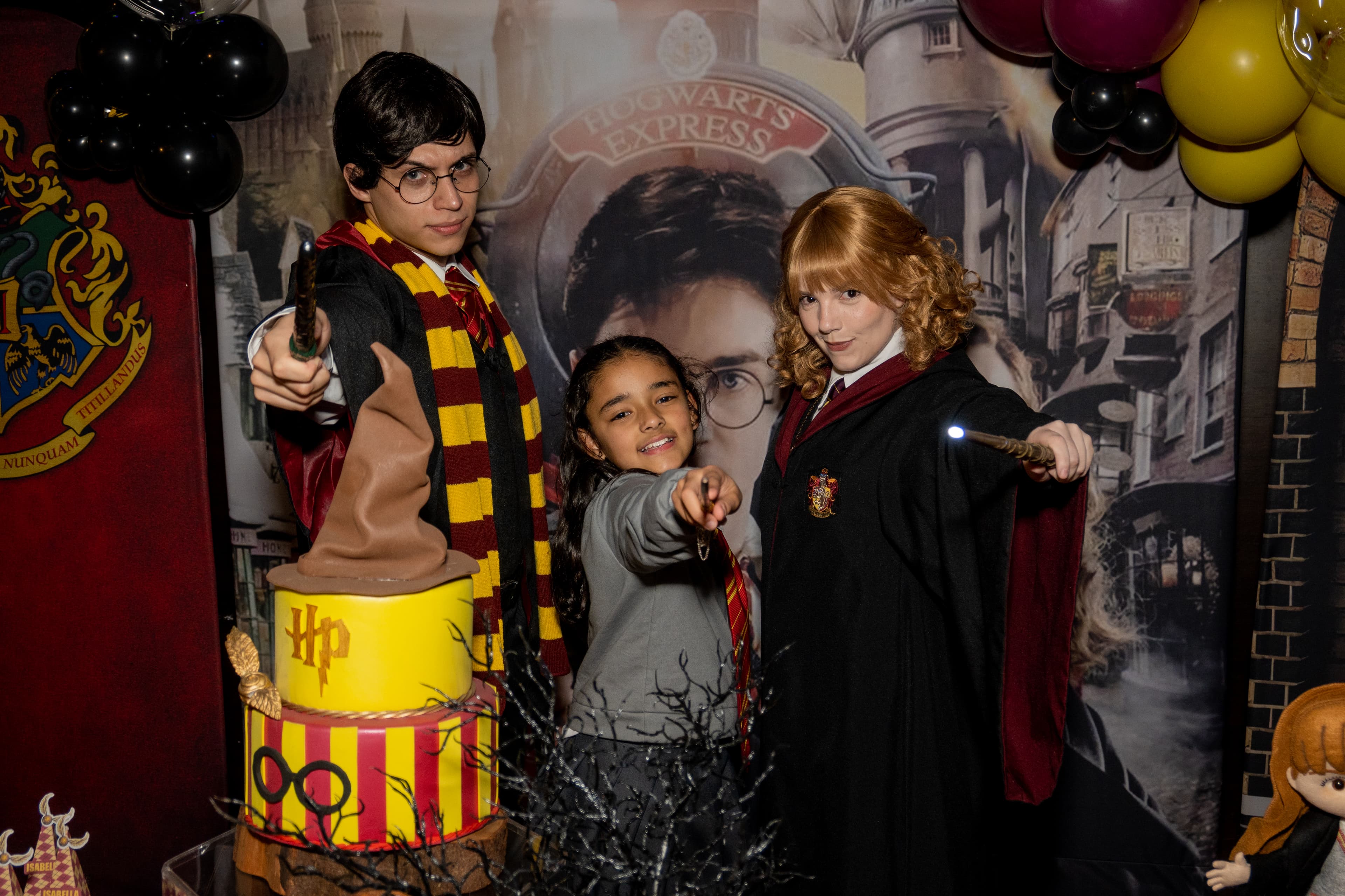 Momento especial do bolo de aniversário temático de Hogwarts