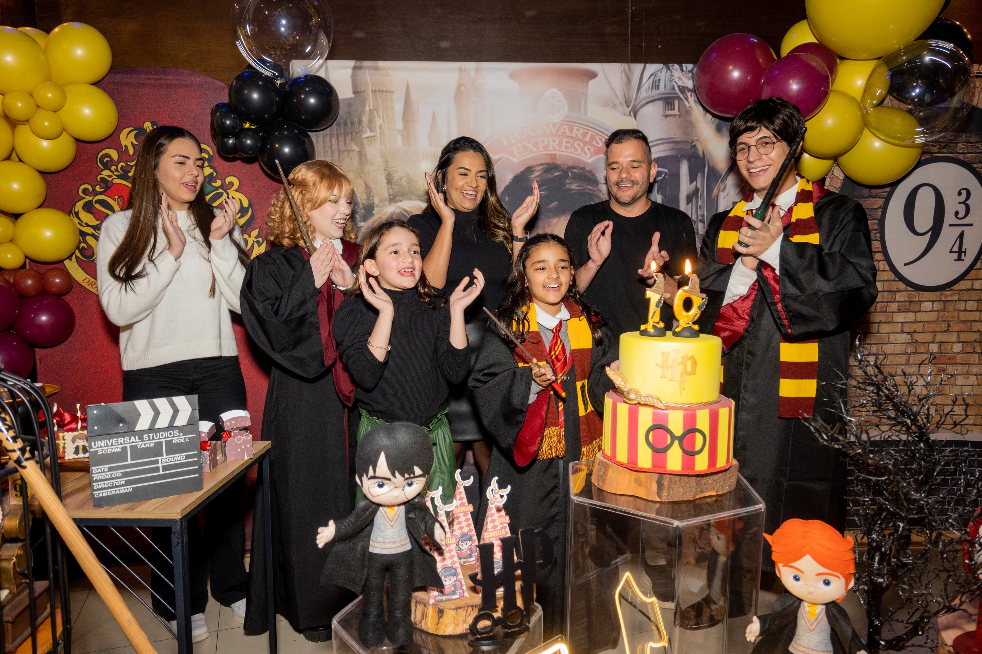 Momento especial do bolo de aniversário temático de Hogwarts