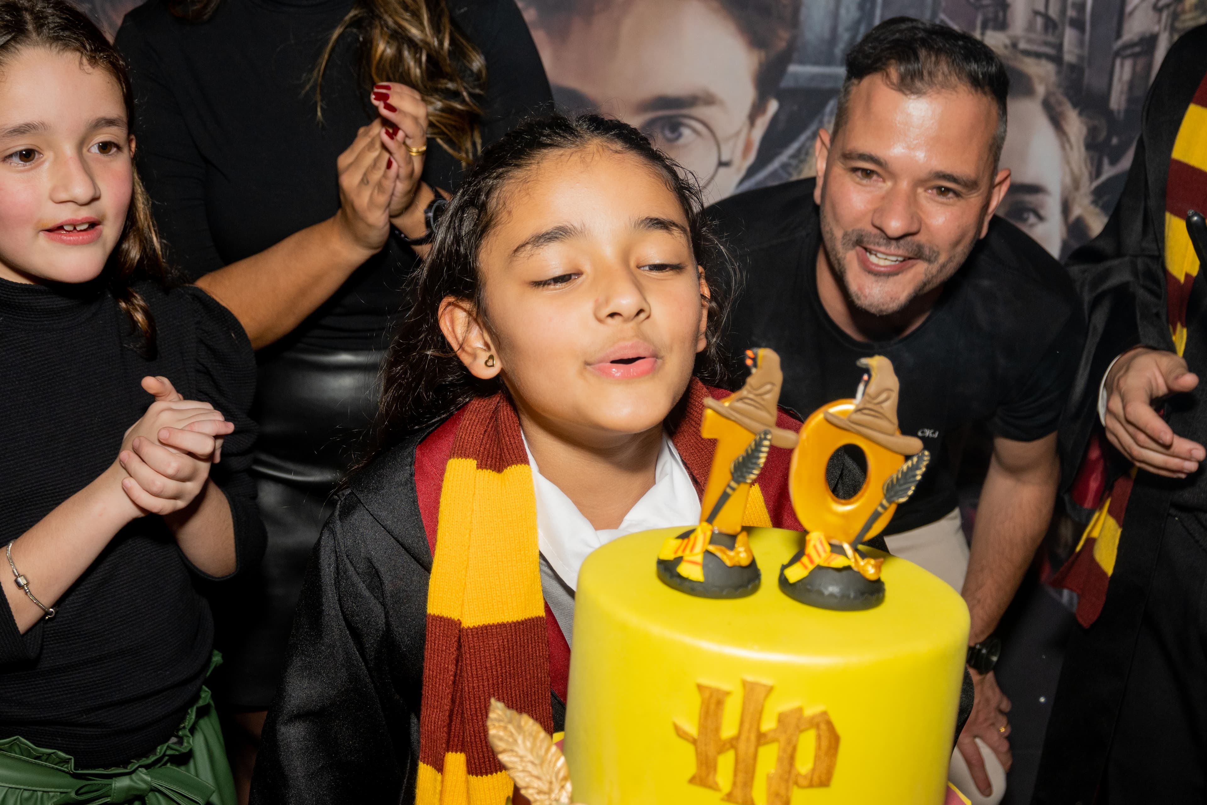 Momento especial do bolo de aniversário temático de Hogwarts