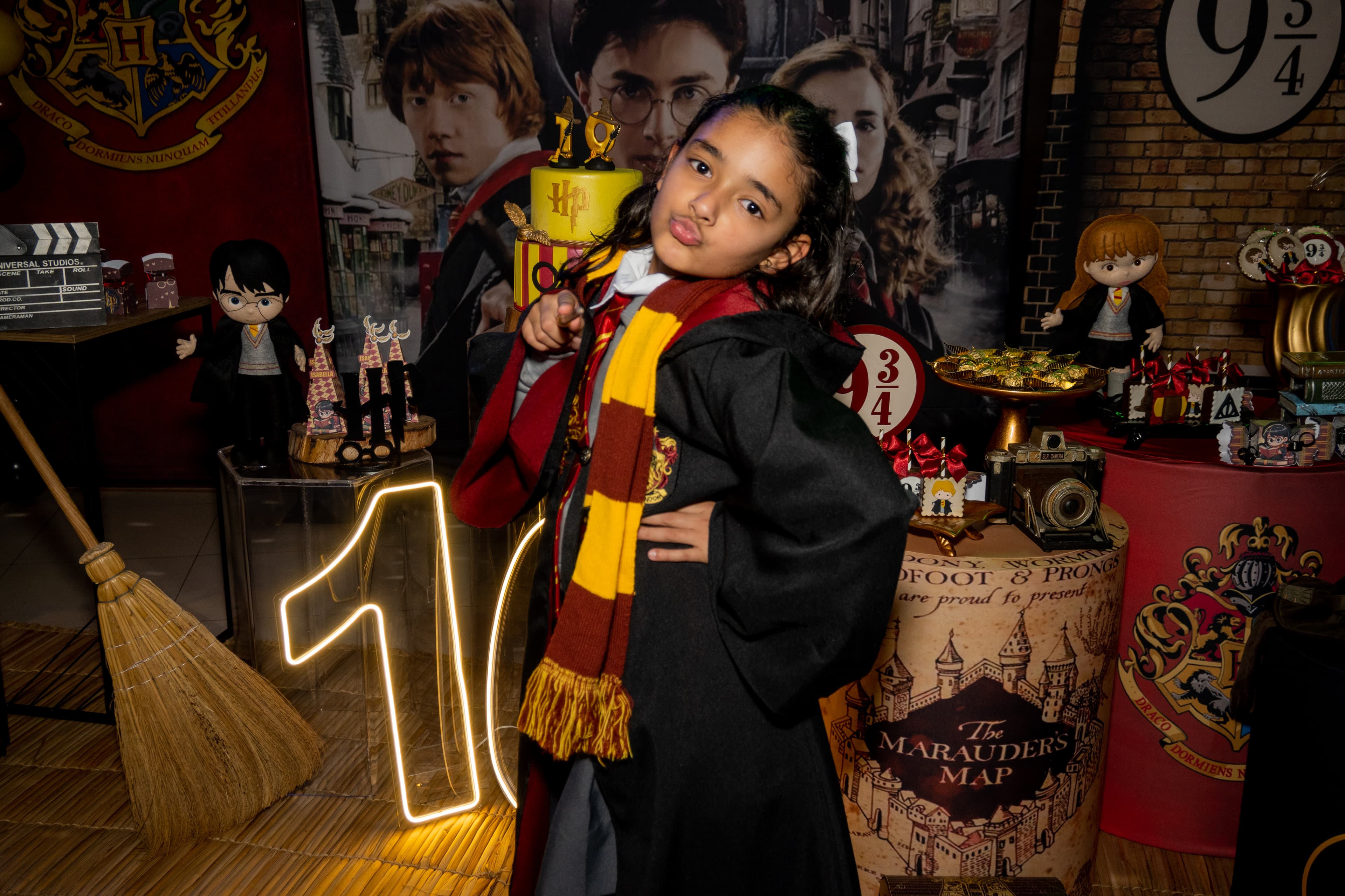 Momento especial do bolo de aniversário temático de Hogwarts