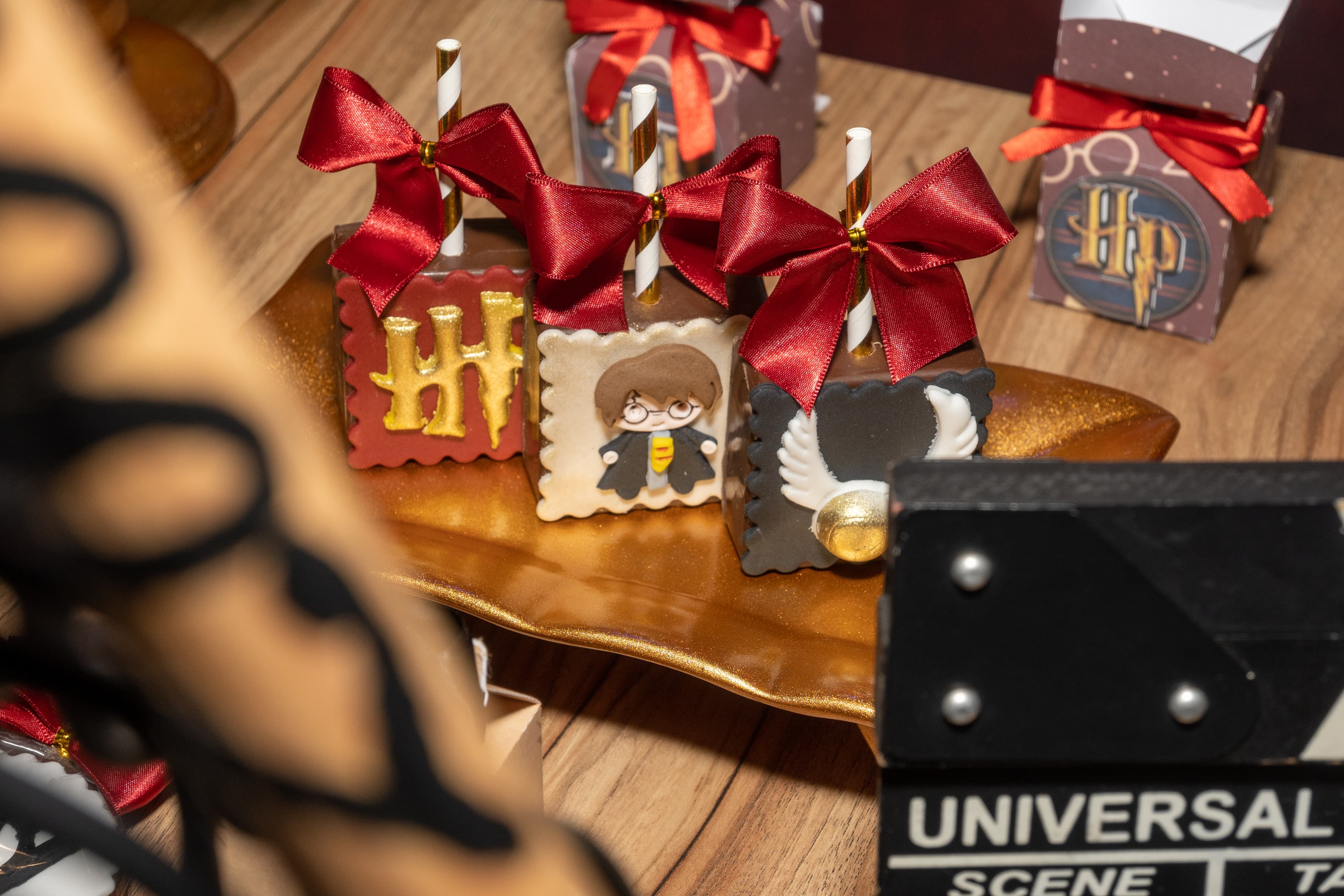 Momento especial do bolo de aniversário temático de Hogwarts