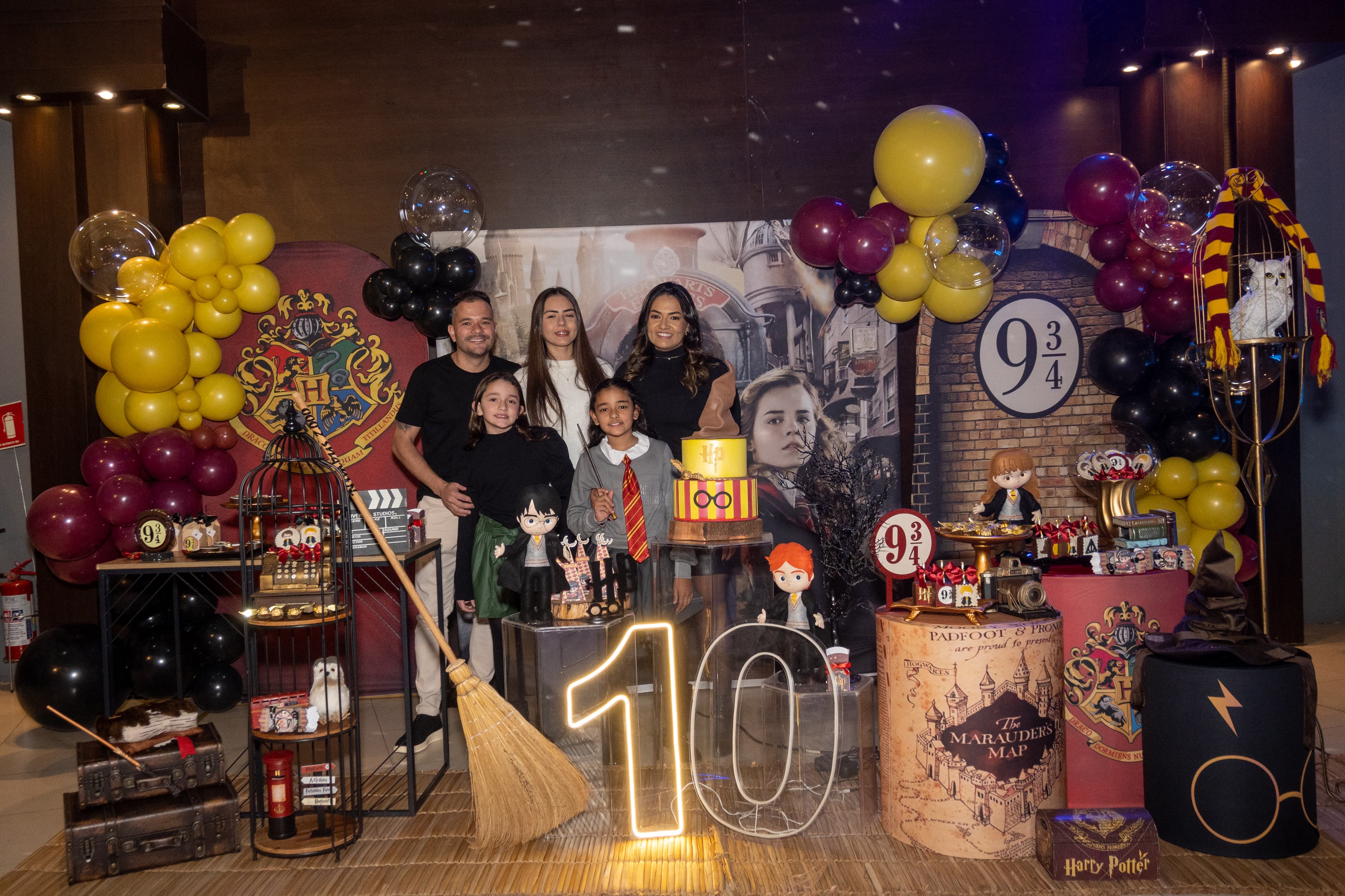 Momento especial do bolo de aniversário temático de Hogwarts