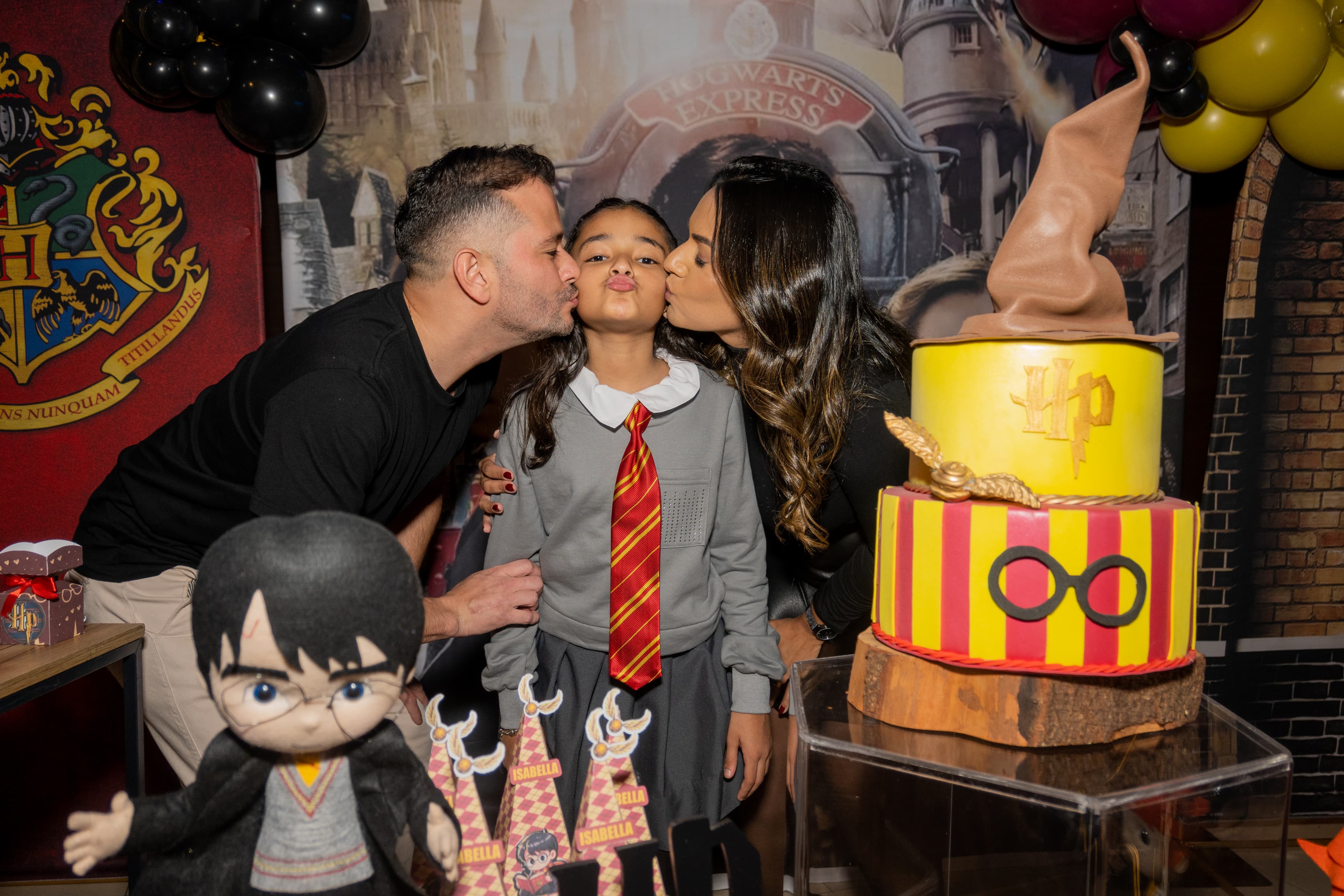 Momento especial do bolo de aniversário temático de Hogwarts