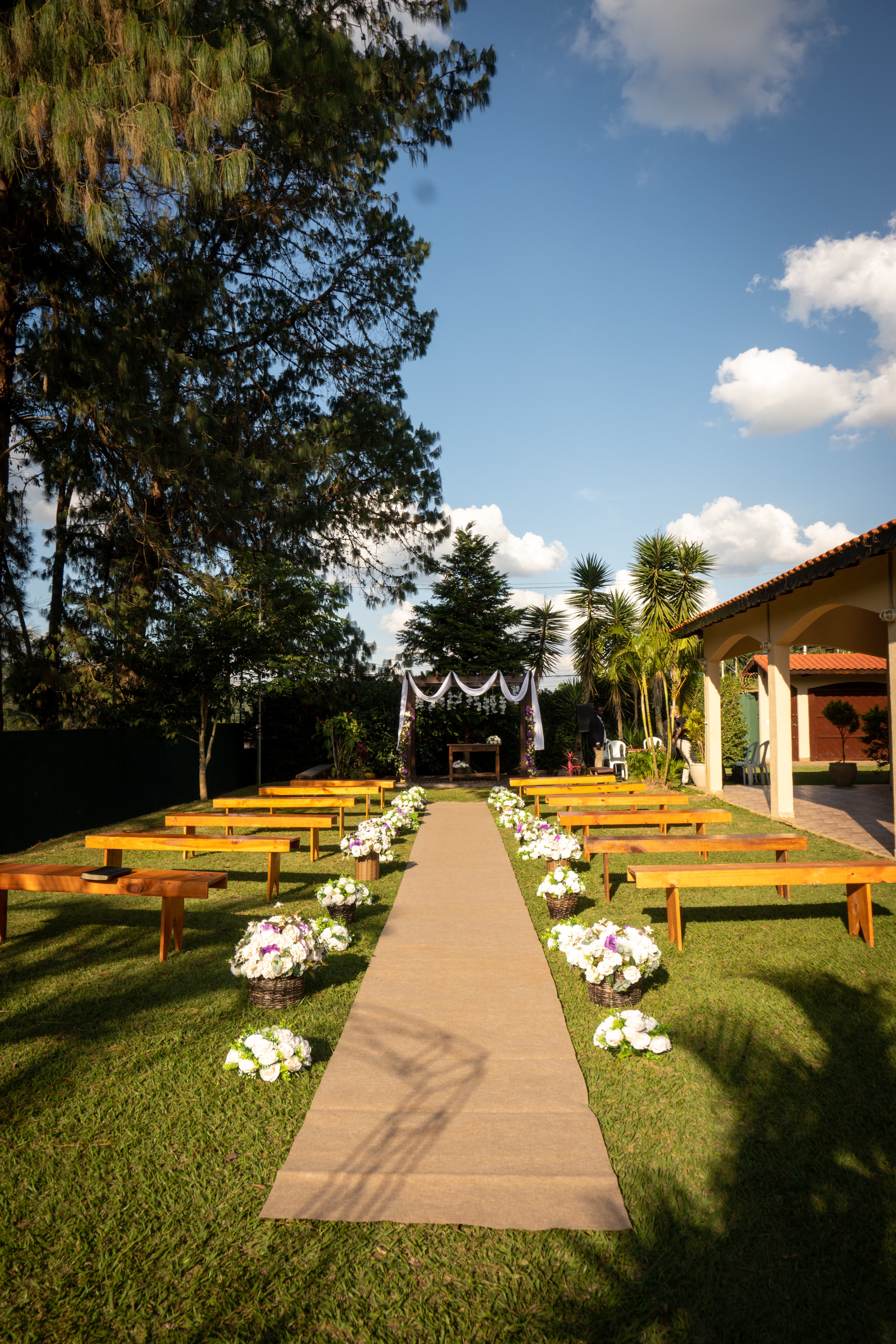 Raissa e Kauan sorrindo em seu casamento
