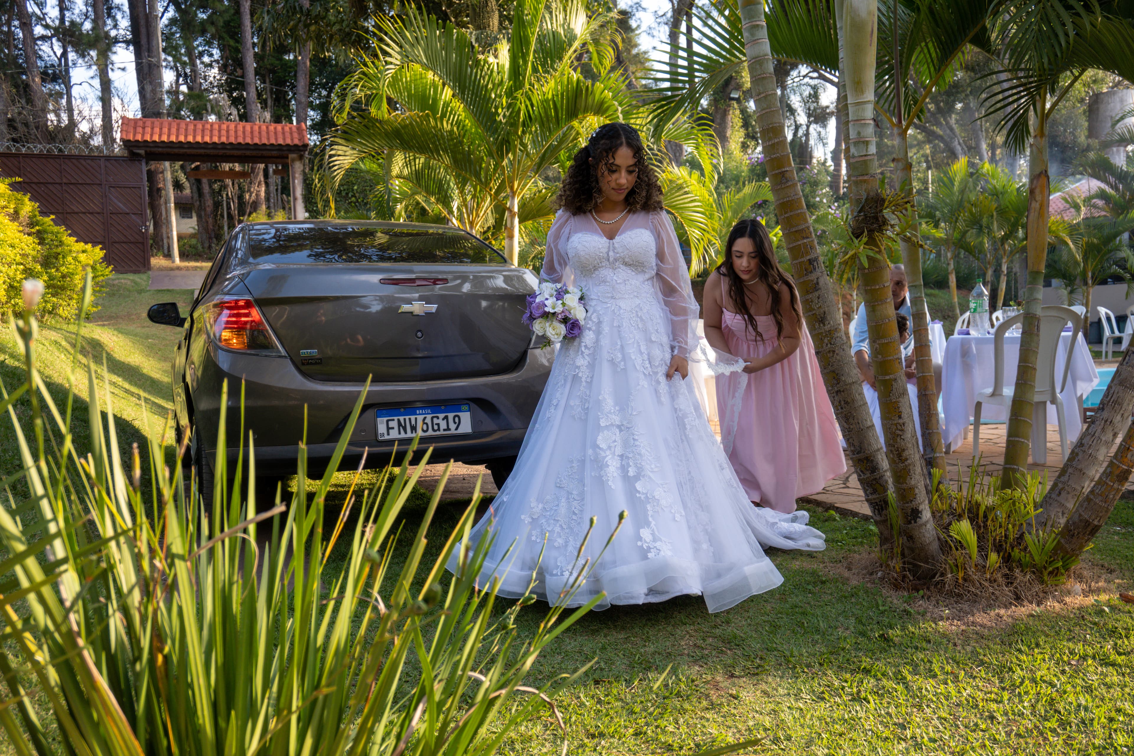 Raissa e Kauan sorrindo em seu casamento