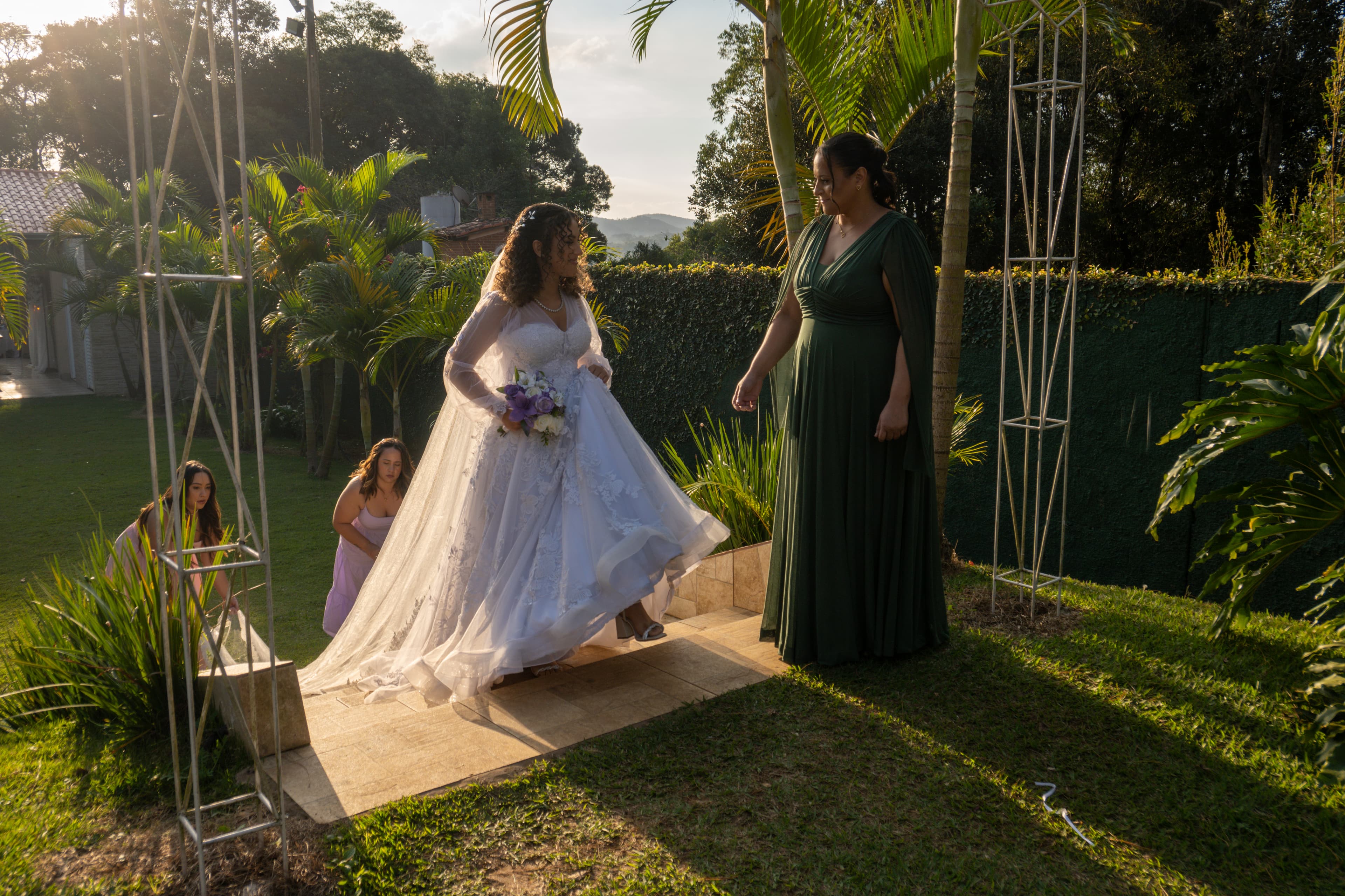 Raissa e Kauan sorrindo em seu casamento