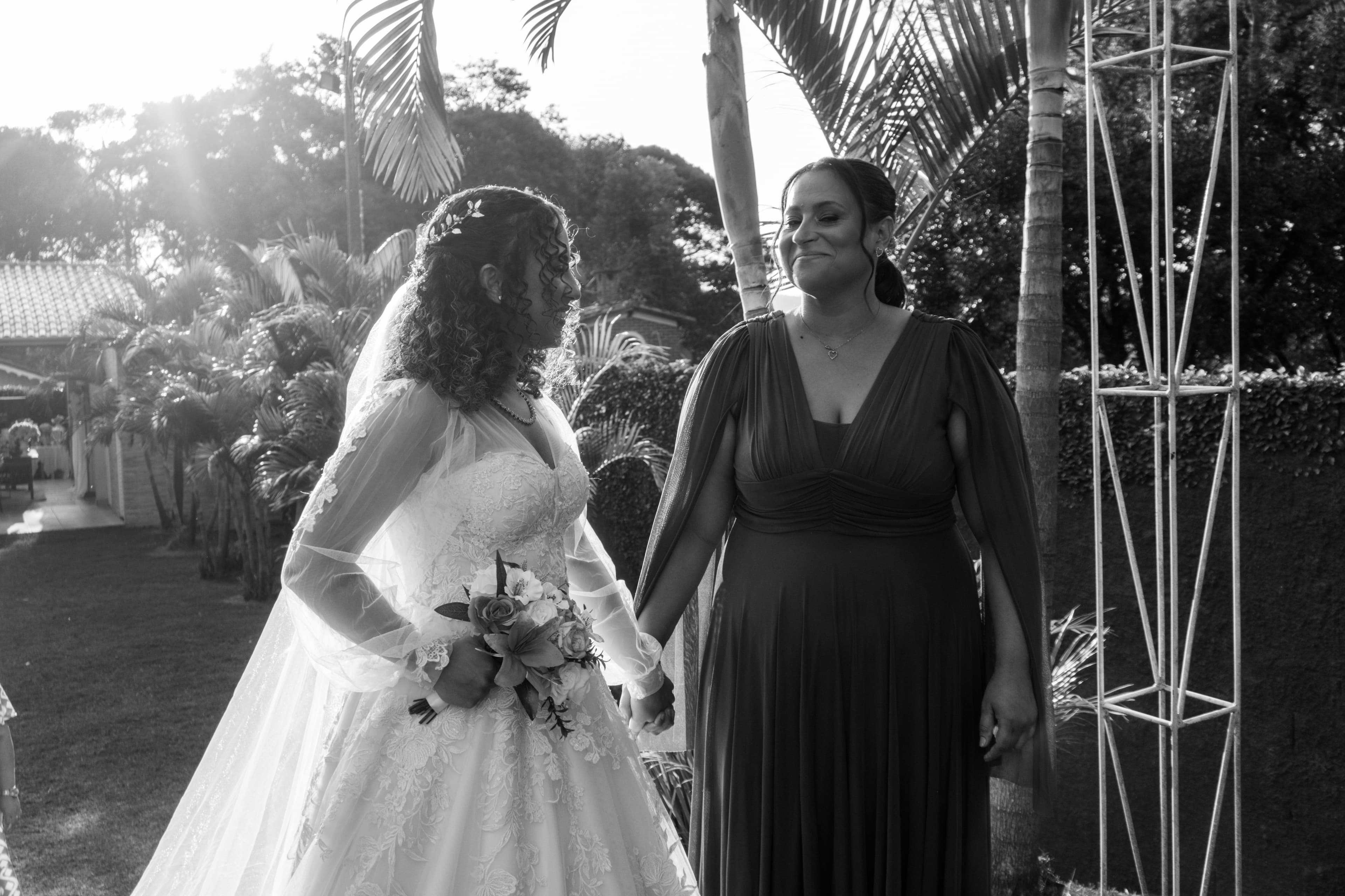 Raissa e Kauan sorrindo em seu casamento