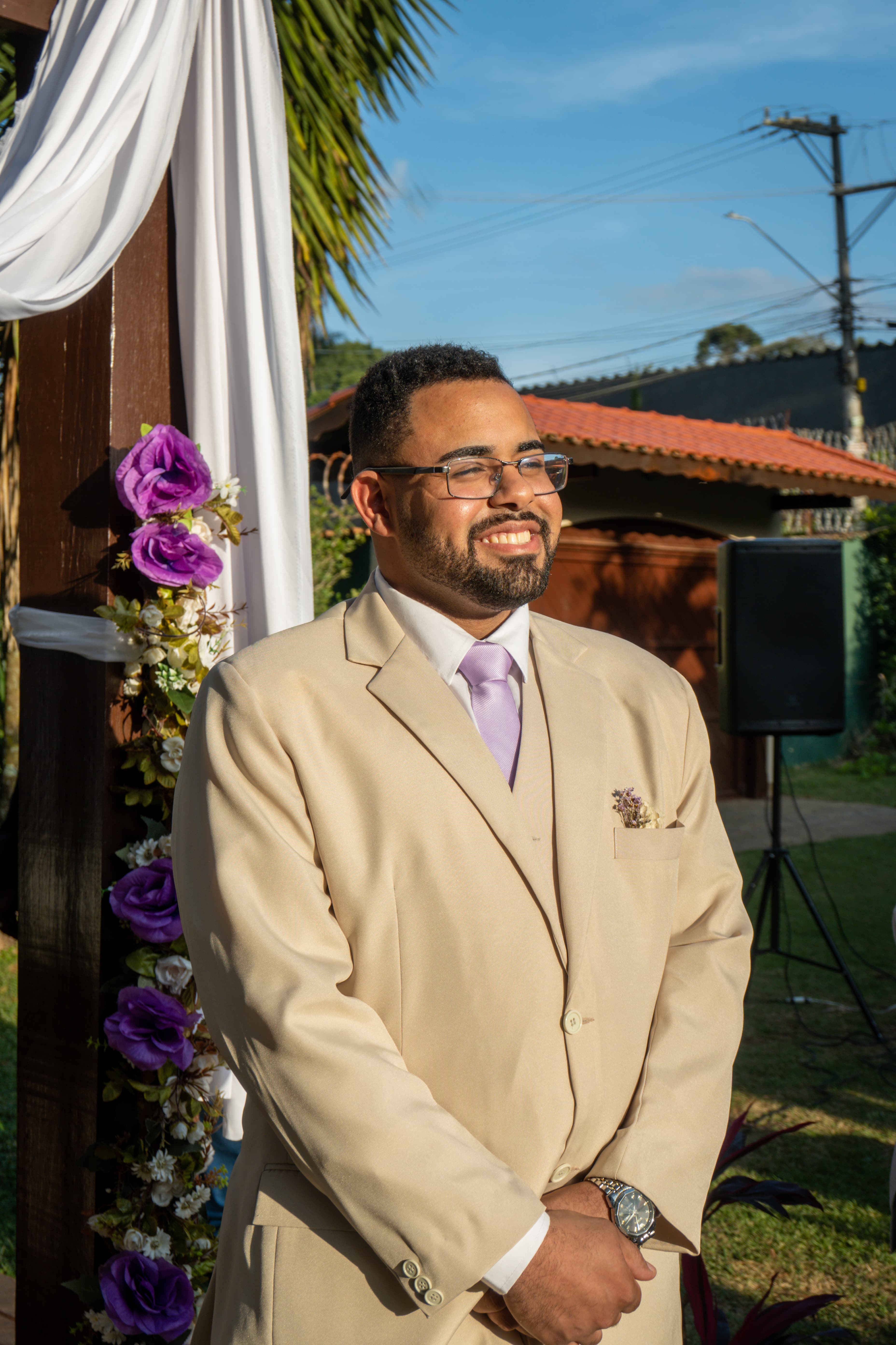 Raissa e Kauan sorrindo em seu casamento