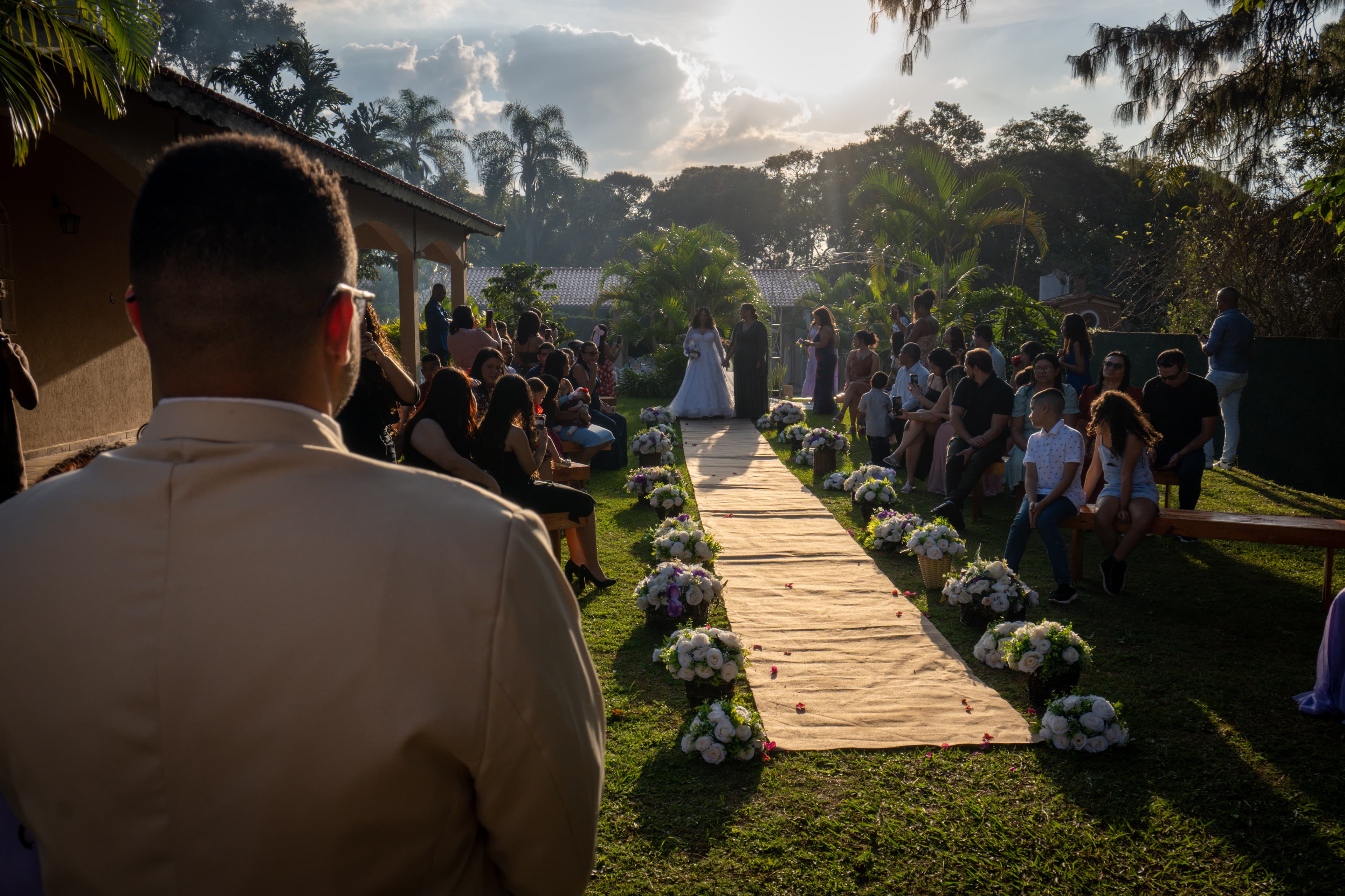 Raissa e Kauan sorrindo em seu casamento