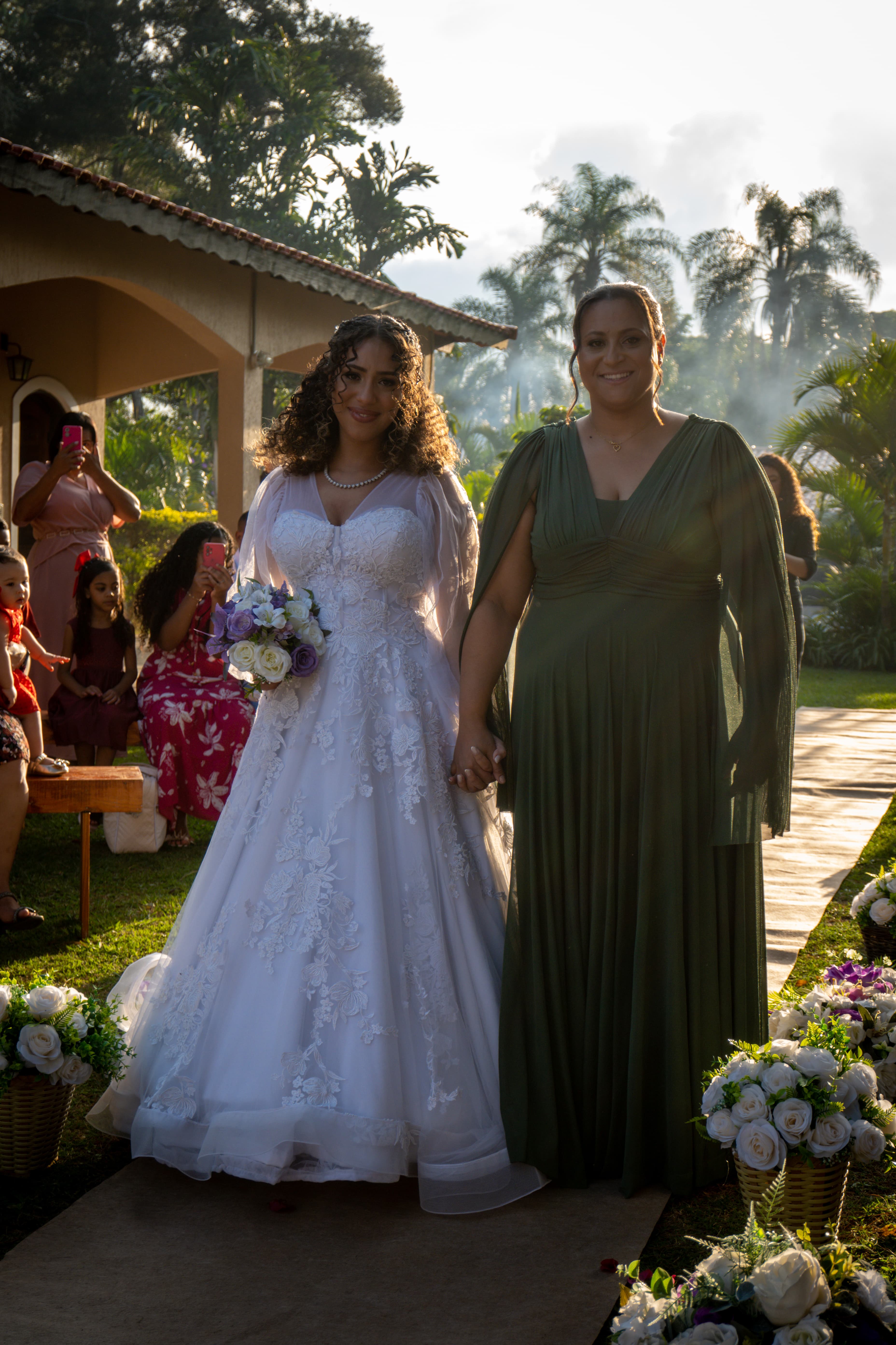 Raissa e Kauan sorrindo em seu casamento