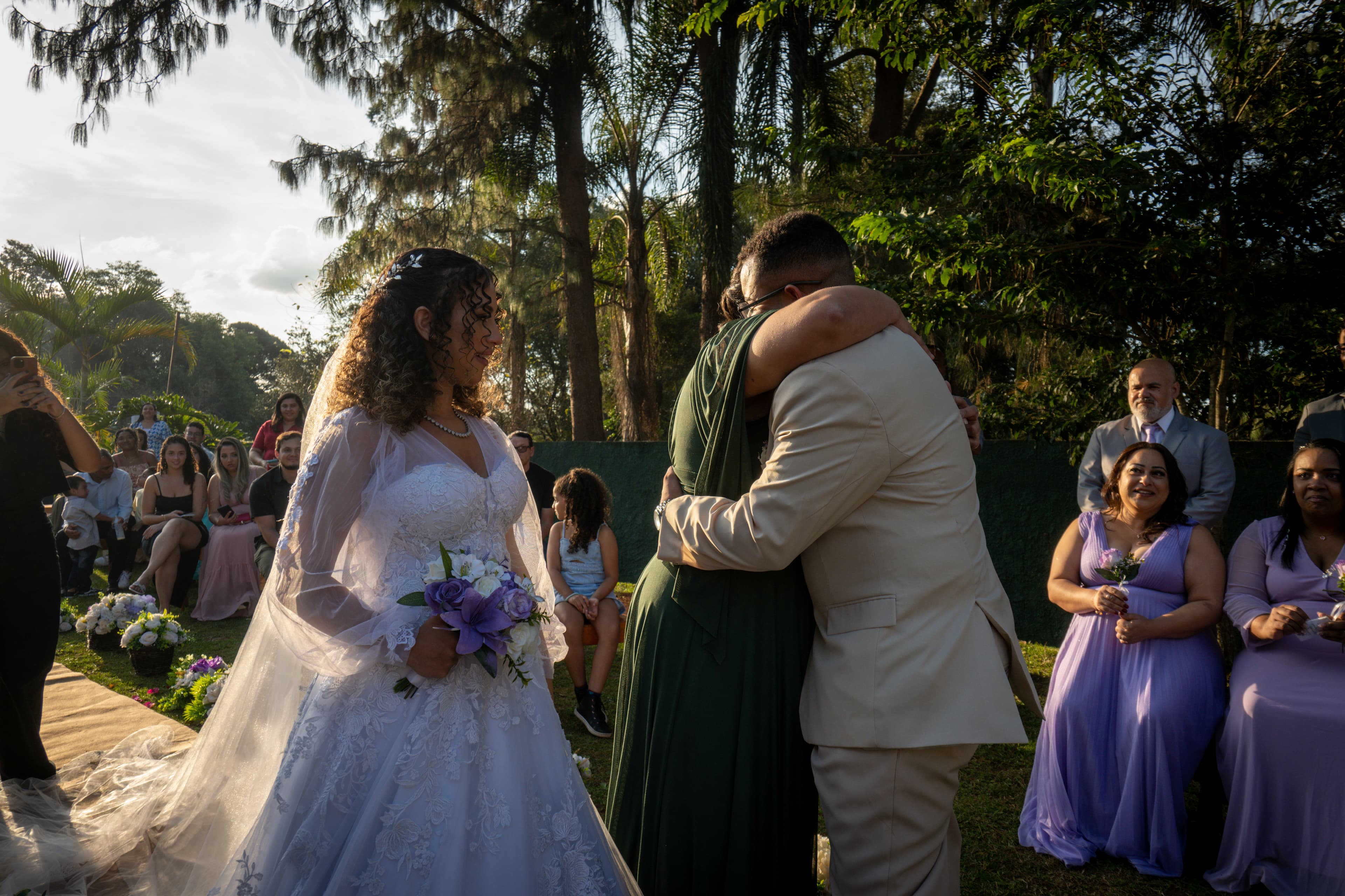 Raissa e Kauan sorrindo em seu casamento