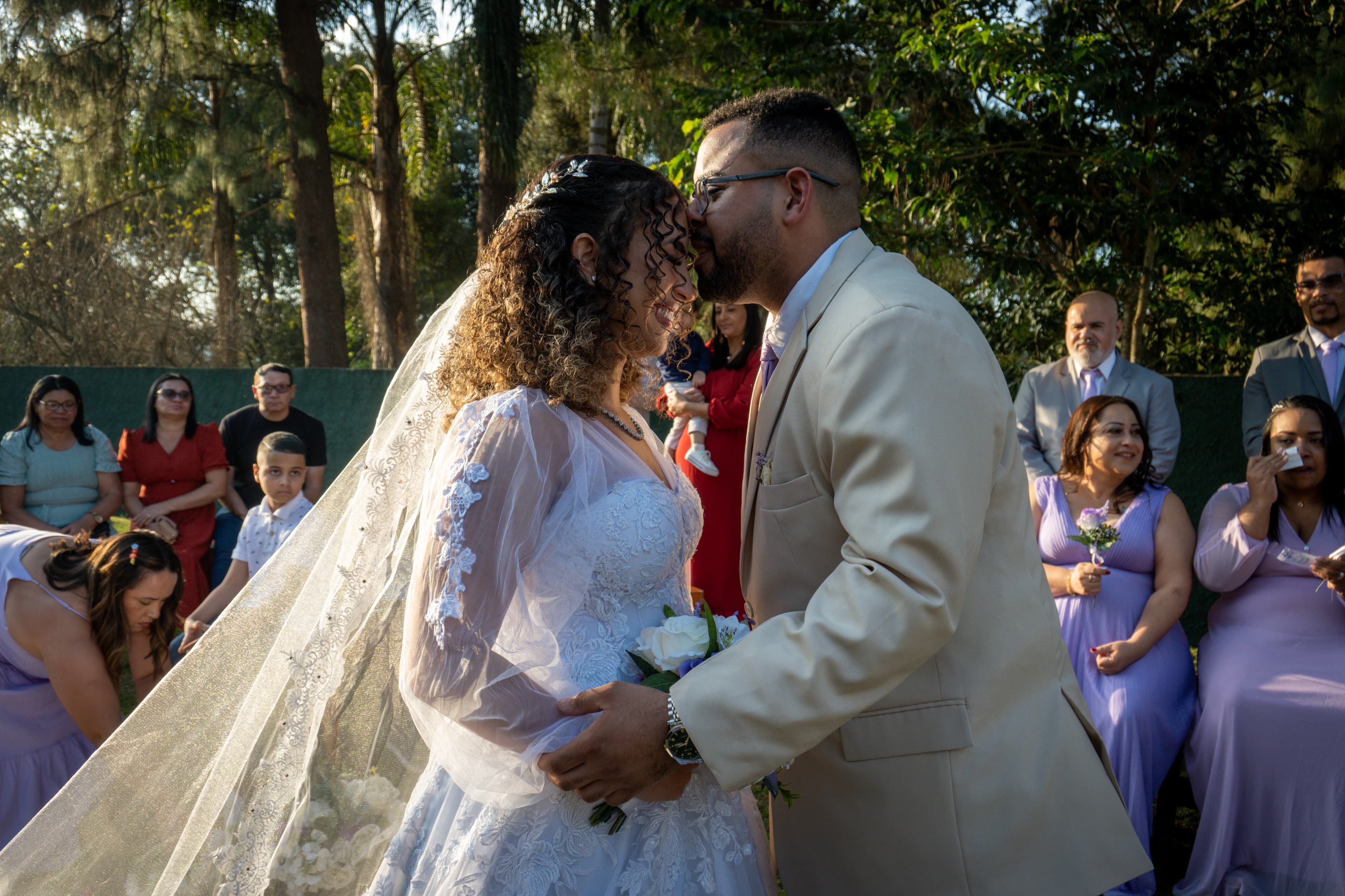 Raissa e Kauan sorrindo em seu casamento