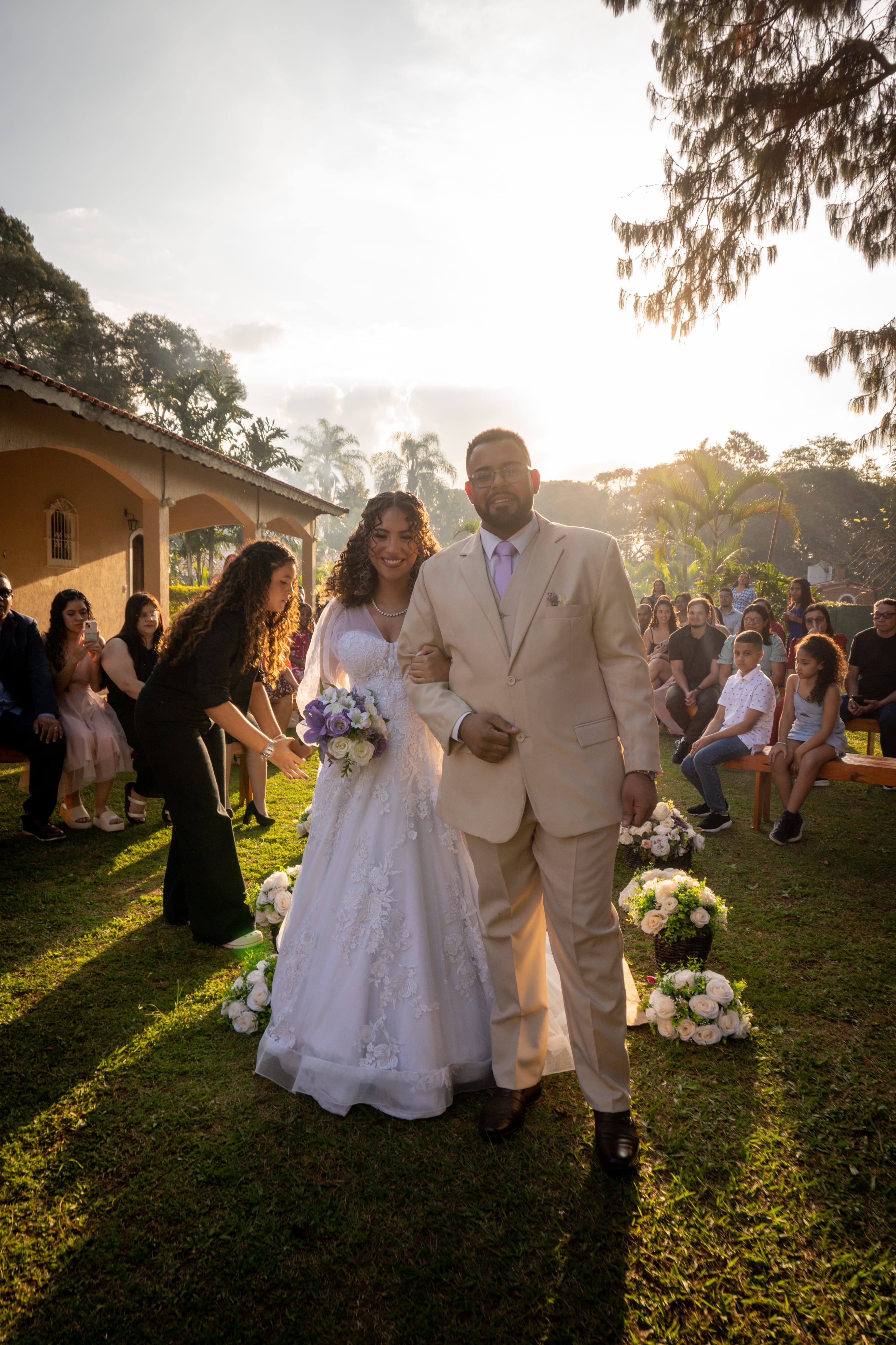 Raissa e Kauan sorrindo em seu casamento