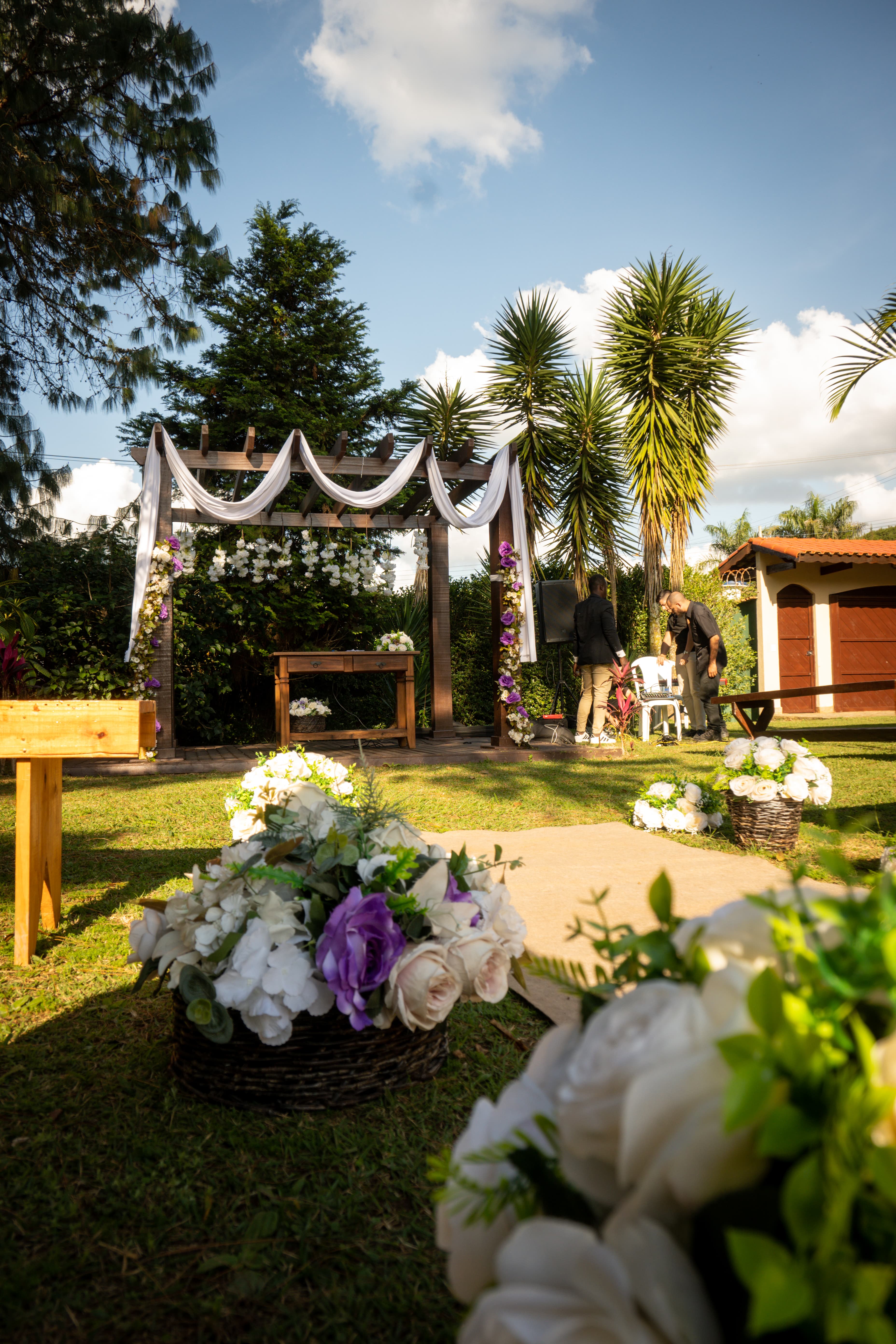 Raissa e Kauan sorrindo em seu casamento