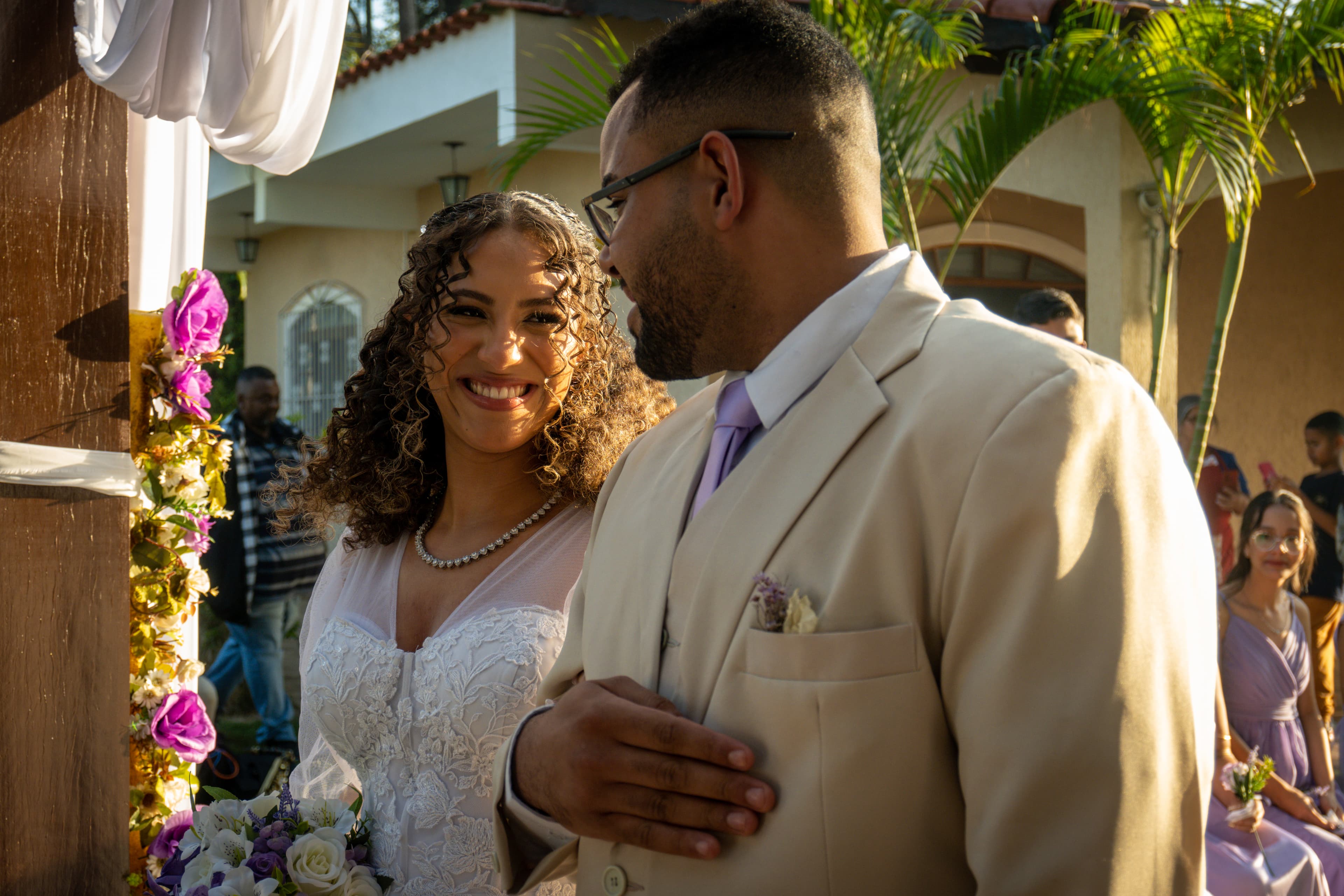 Raissa e Kauan sorrindo em seu casamento
