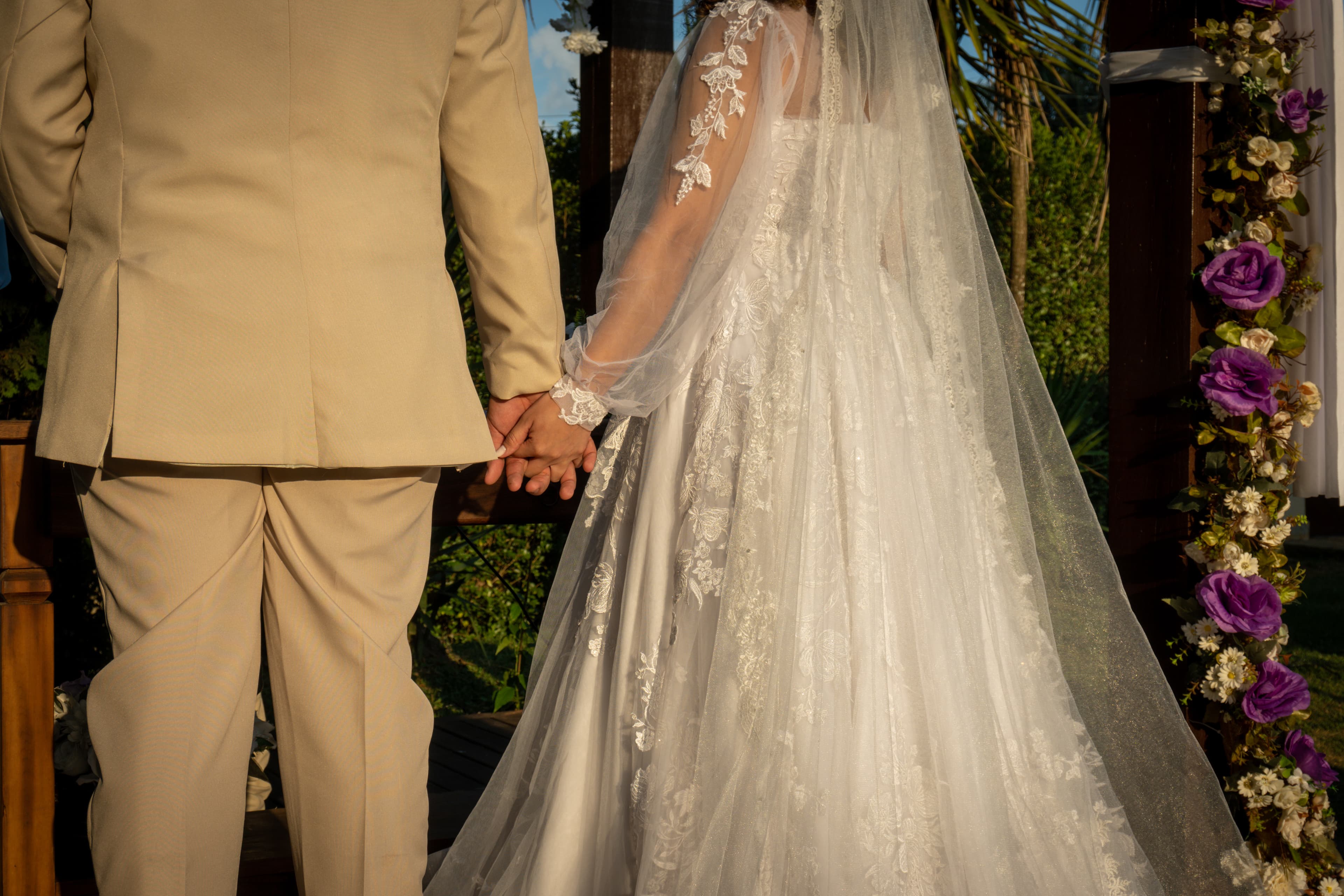 Raissa e Kauan sorrindo em seu casamento