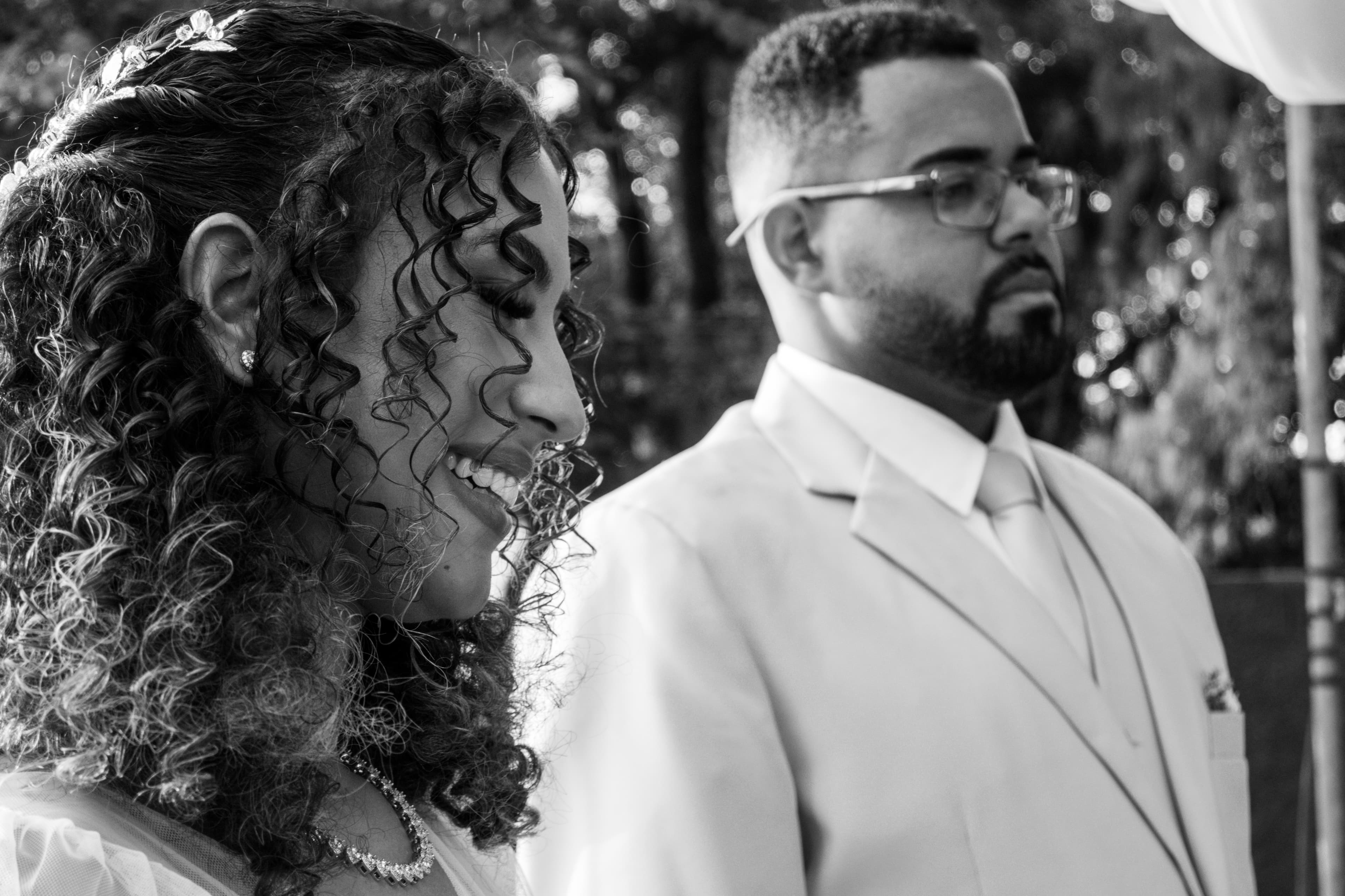 Raissa e Kauan sorrindo em seu casamento