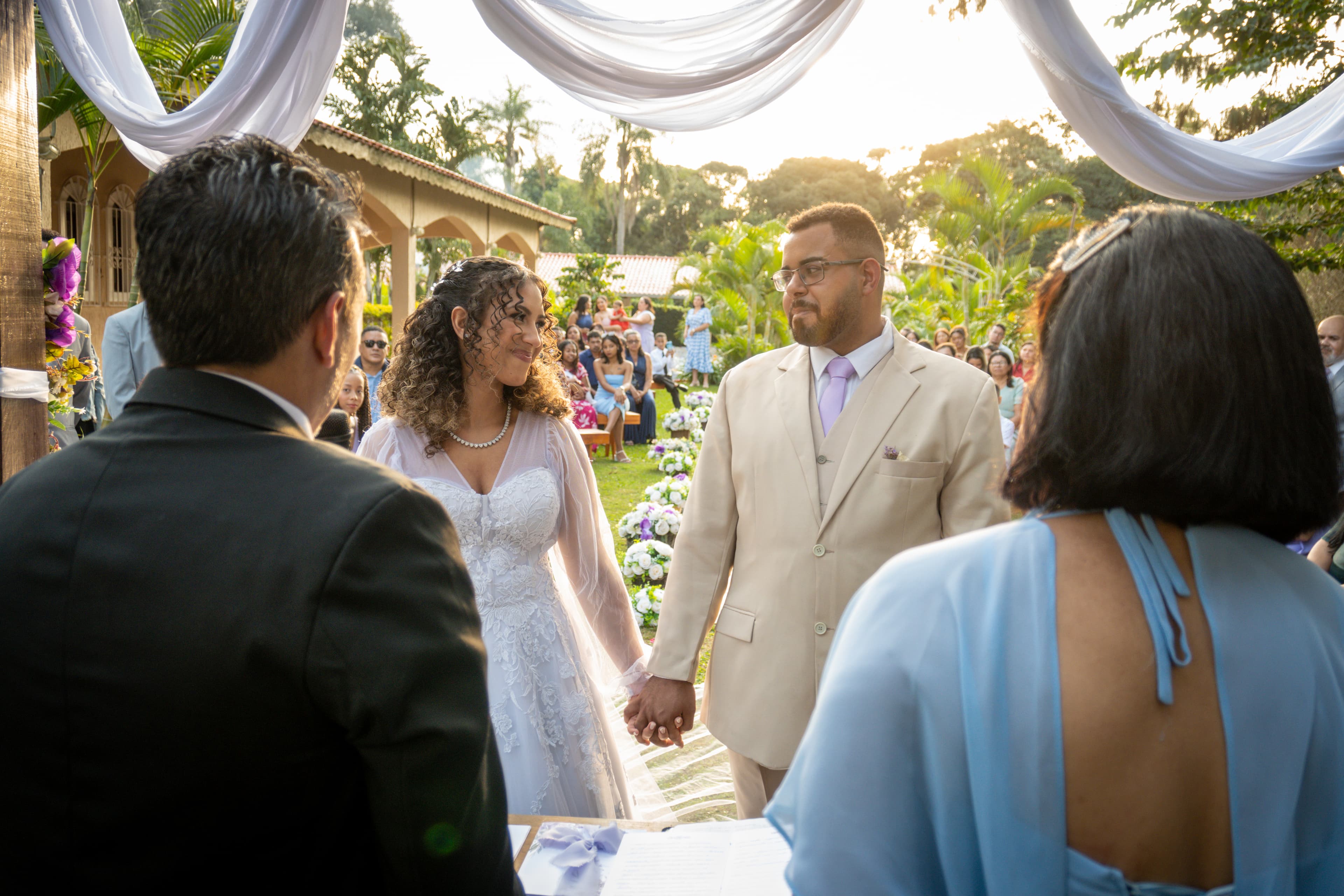 Raissa e Kauan sorrindo em seu casamento