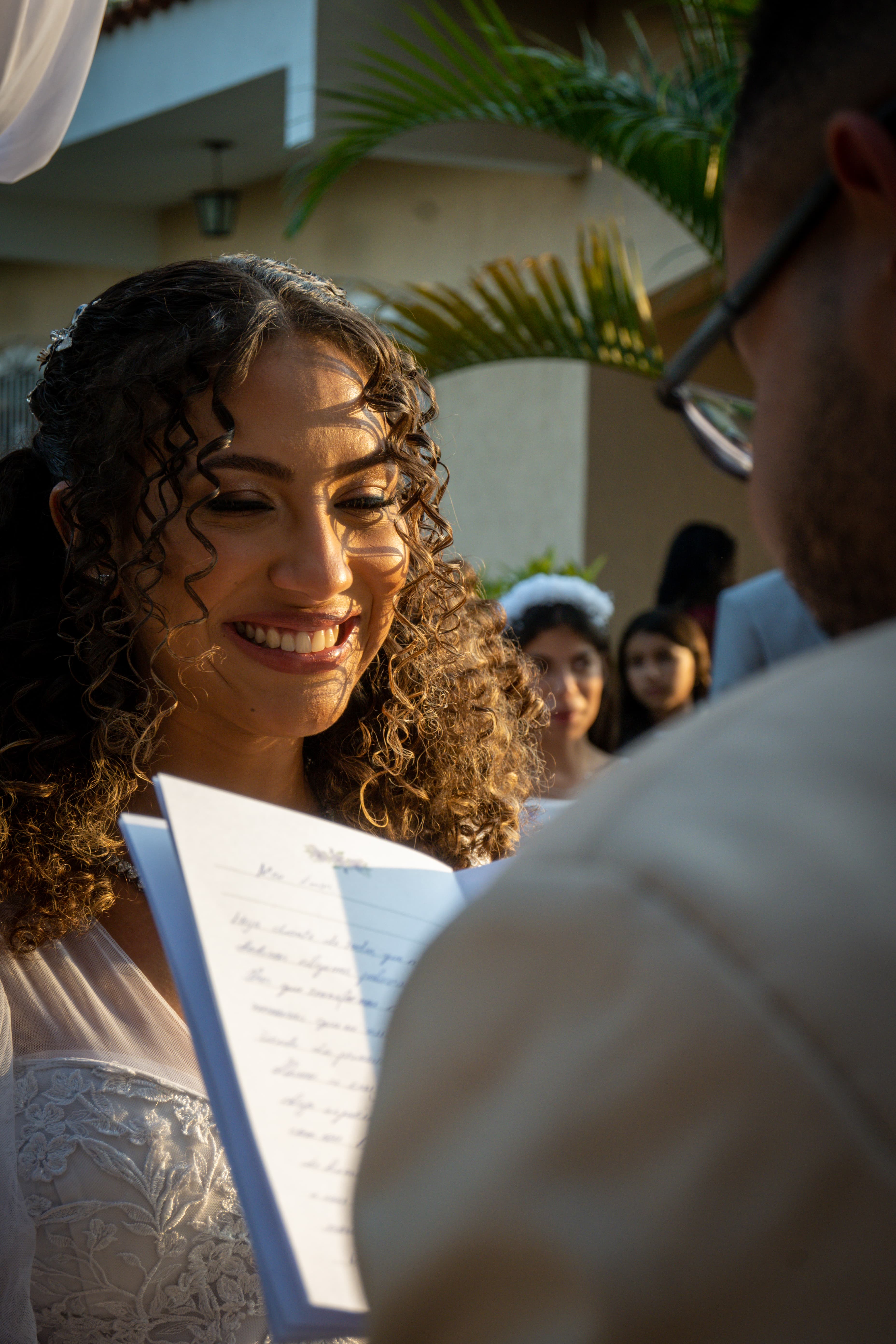 Raissa e Kauan sorrindo em seu casamento