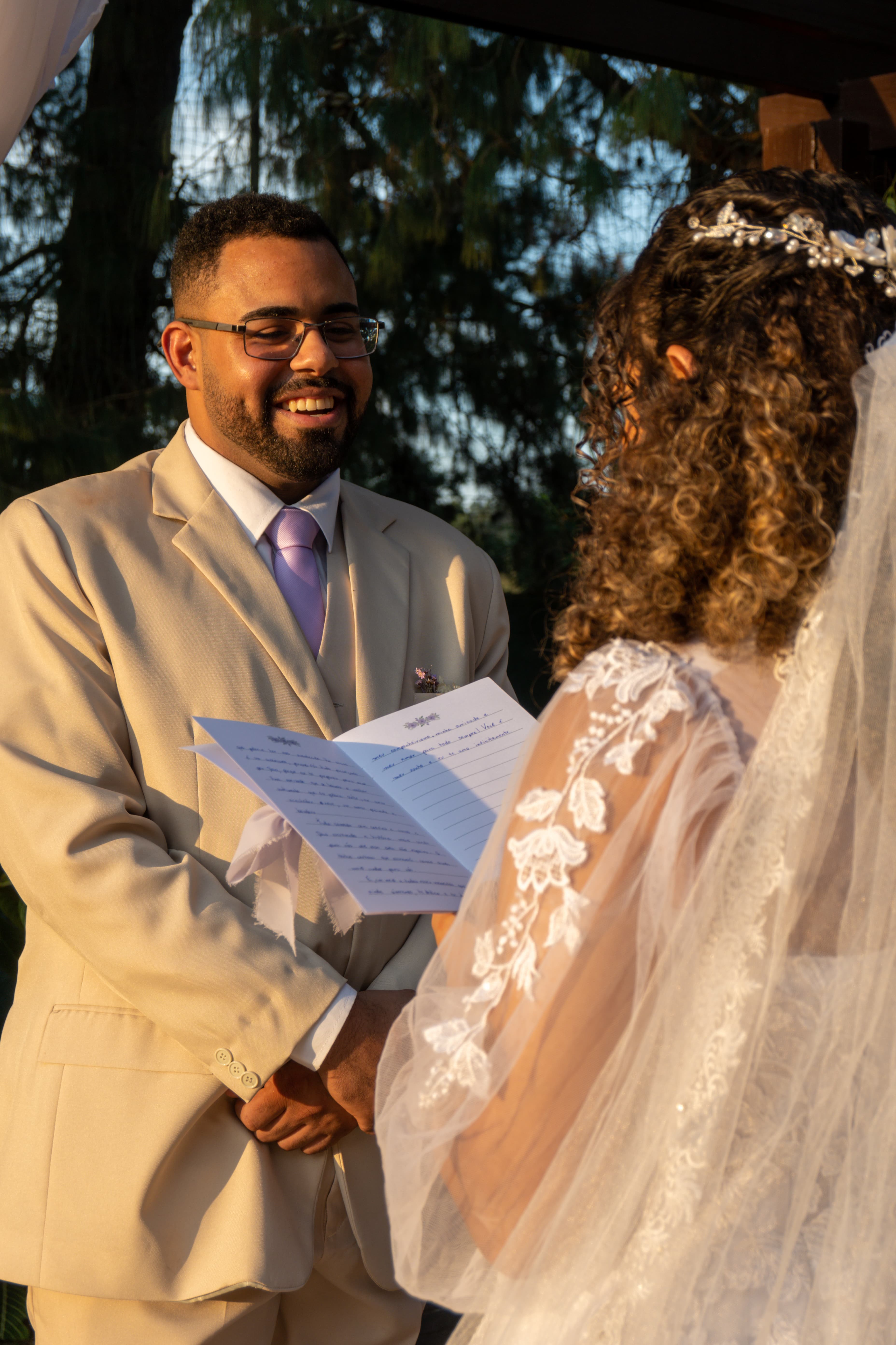 Raissa e Kauan sorrindo em seu casamento