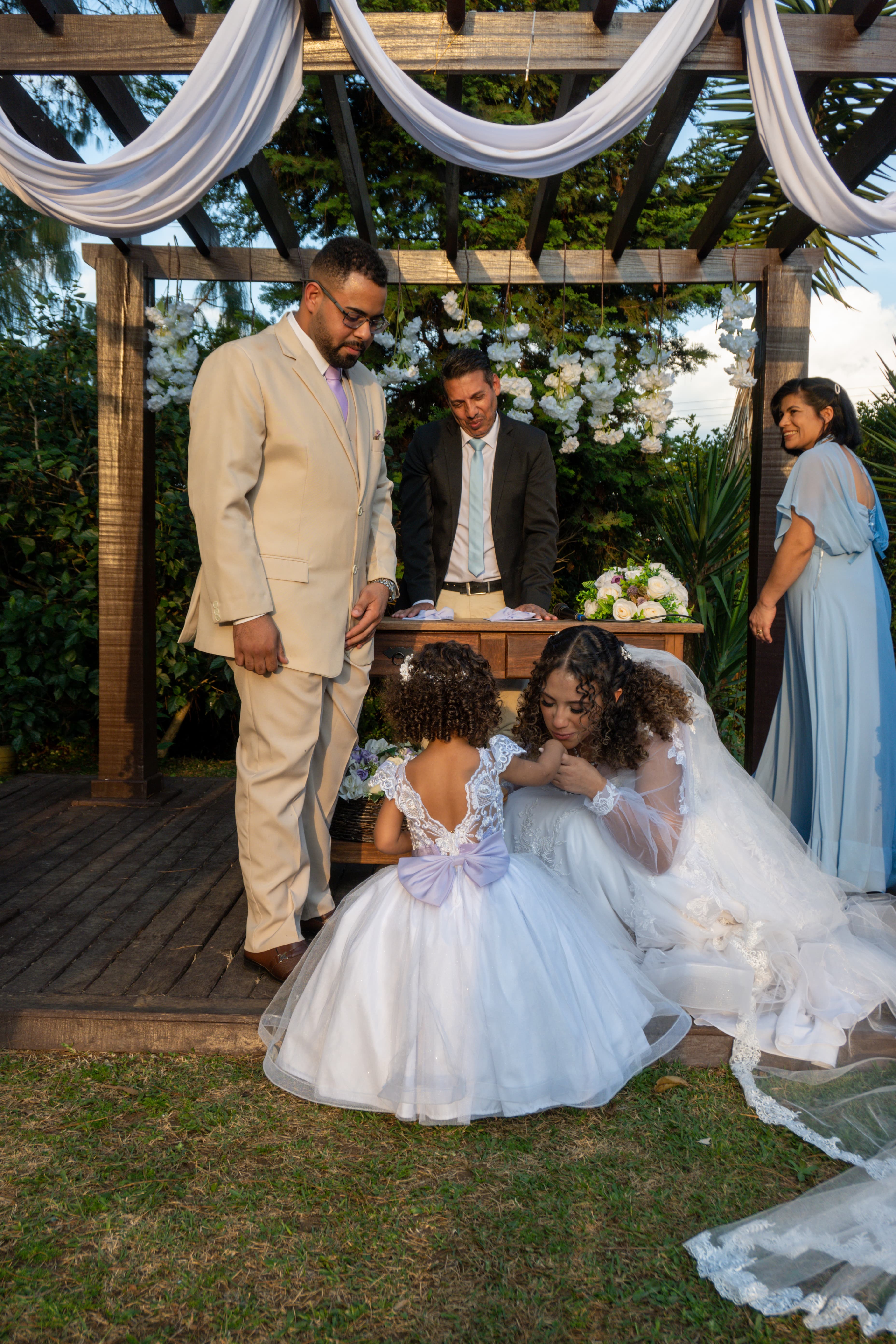 Raissa e Kauan sorrindo em seu casamento