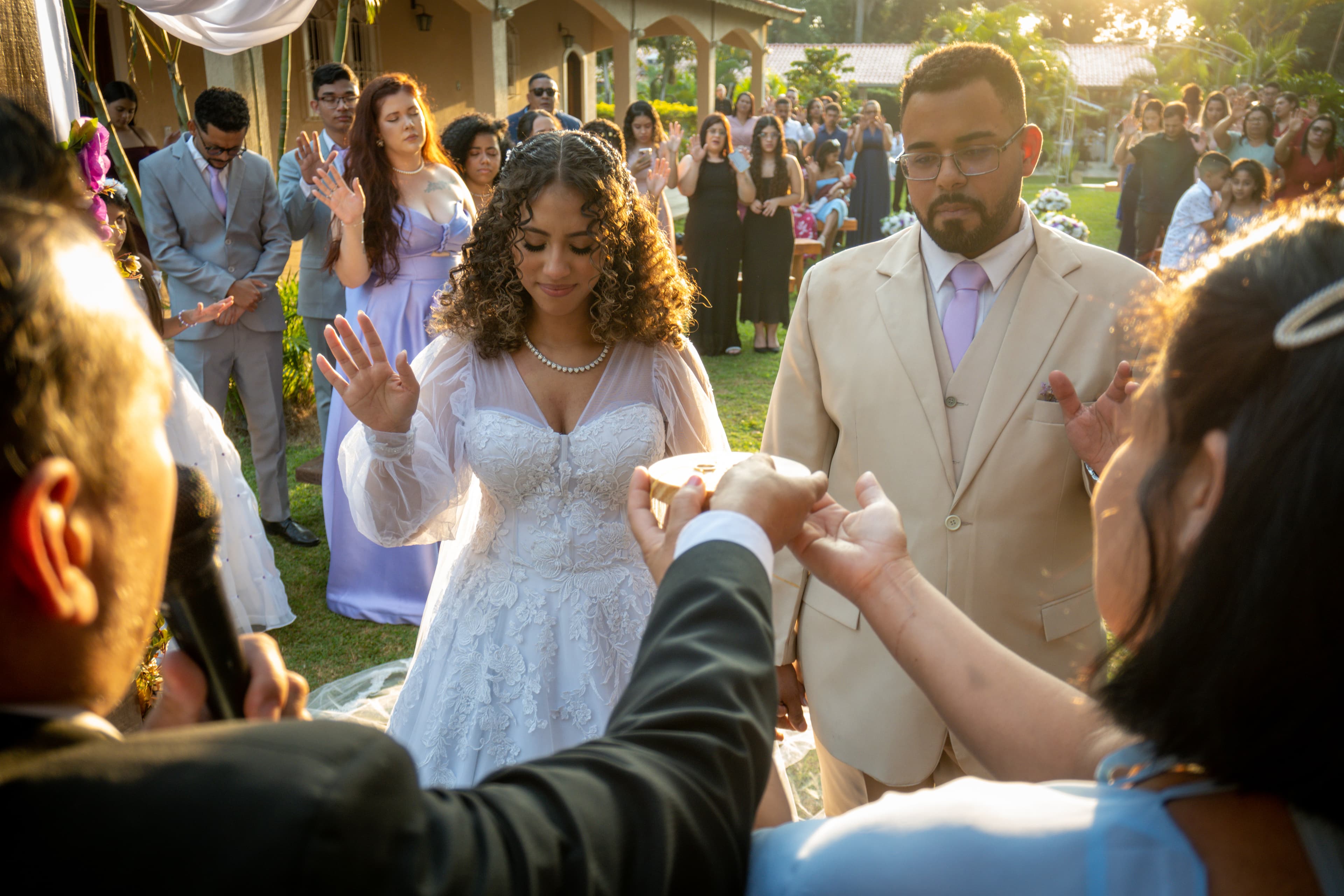 Raissa e Kauan sorrindo em seu casamento
