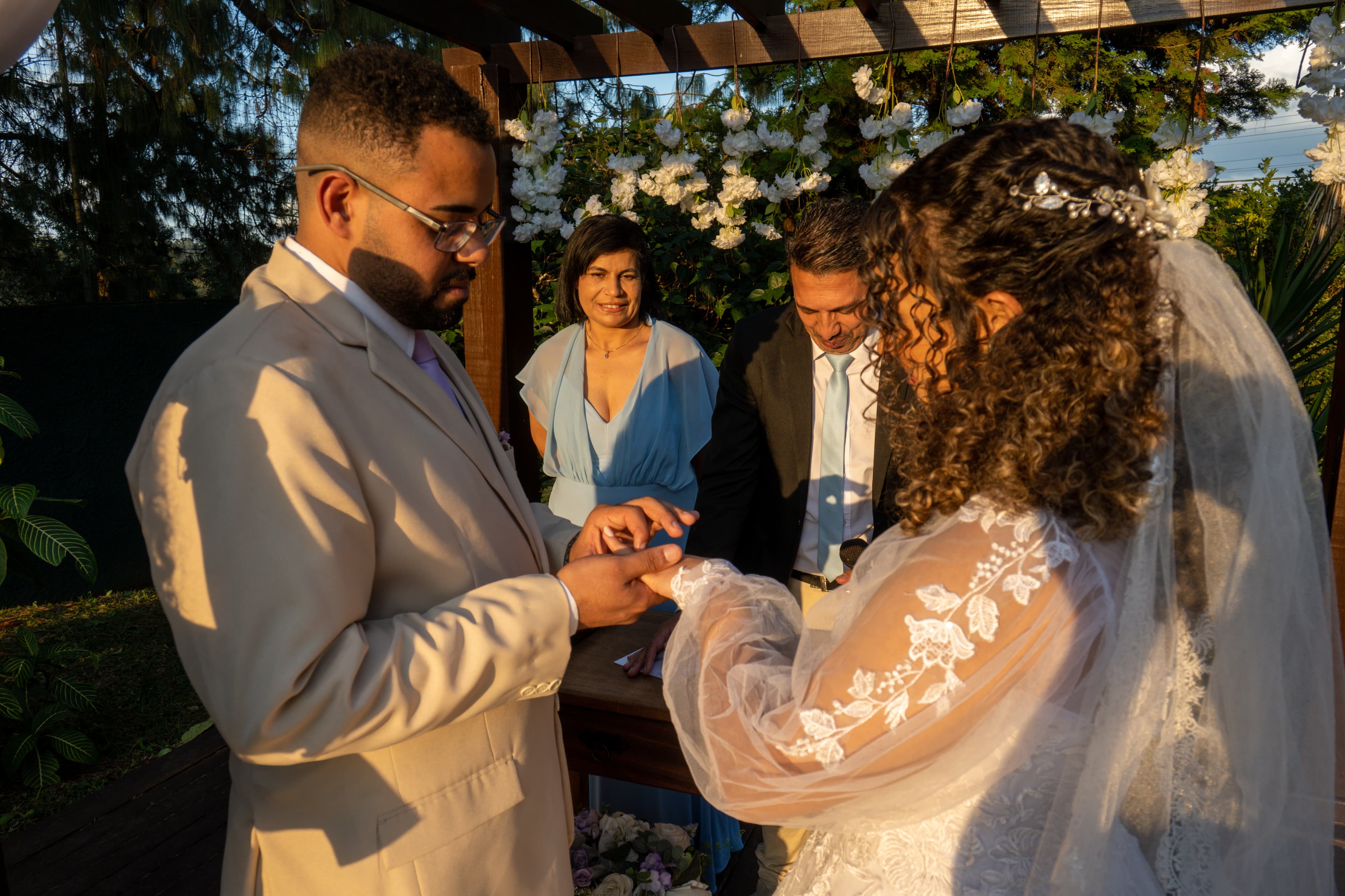 Raissa e Kauan sorrindo em seu casamento