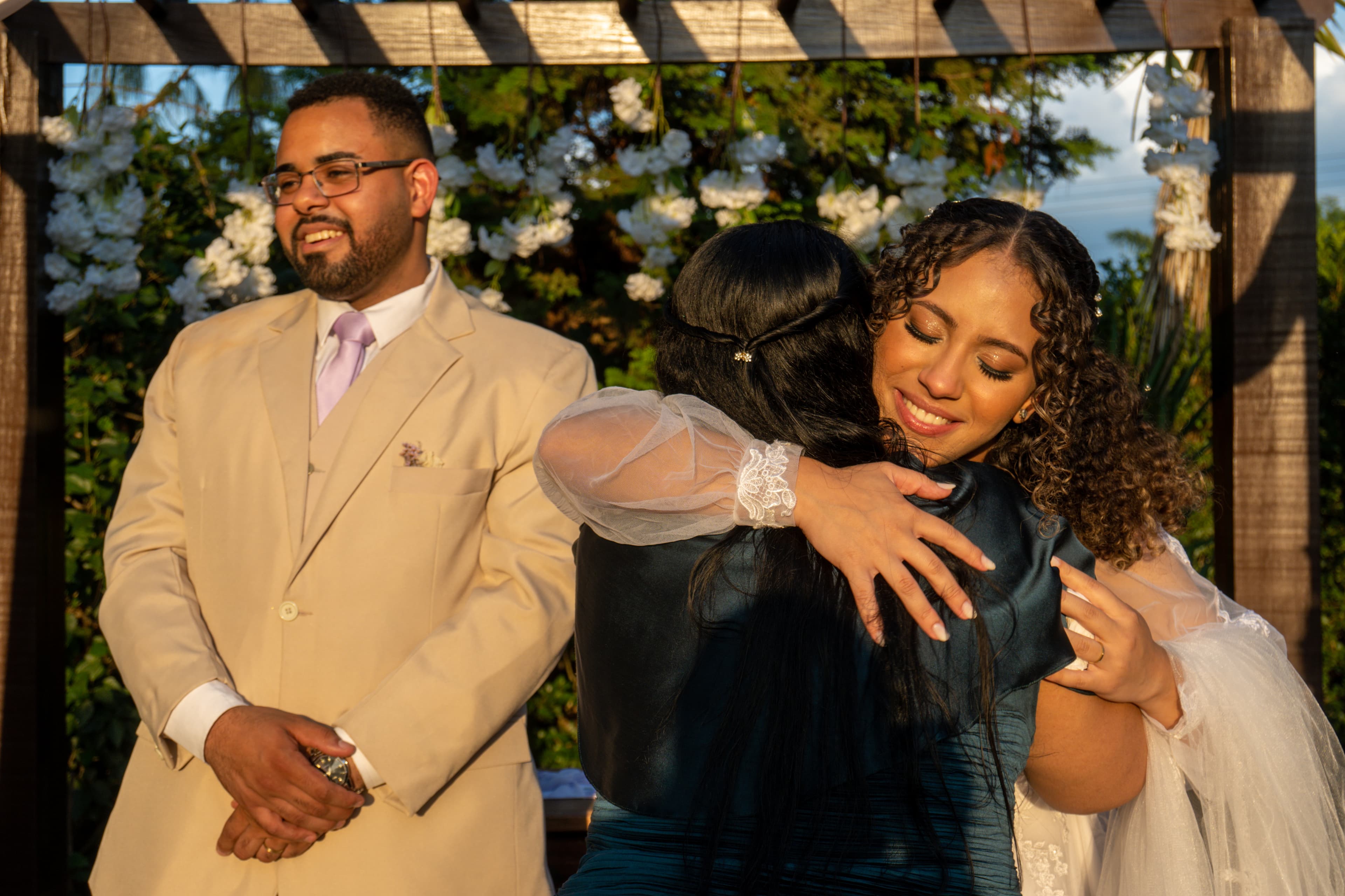 Raissa e Kauan sorrindo em seu casamento