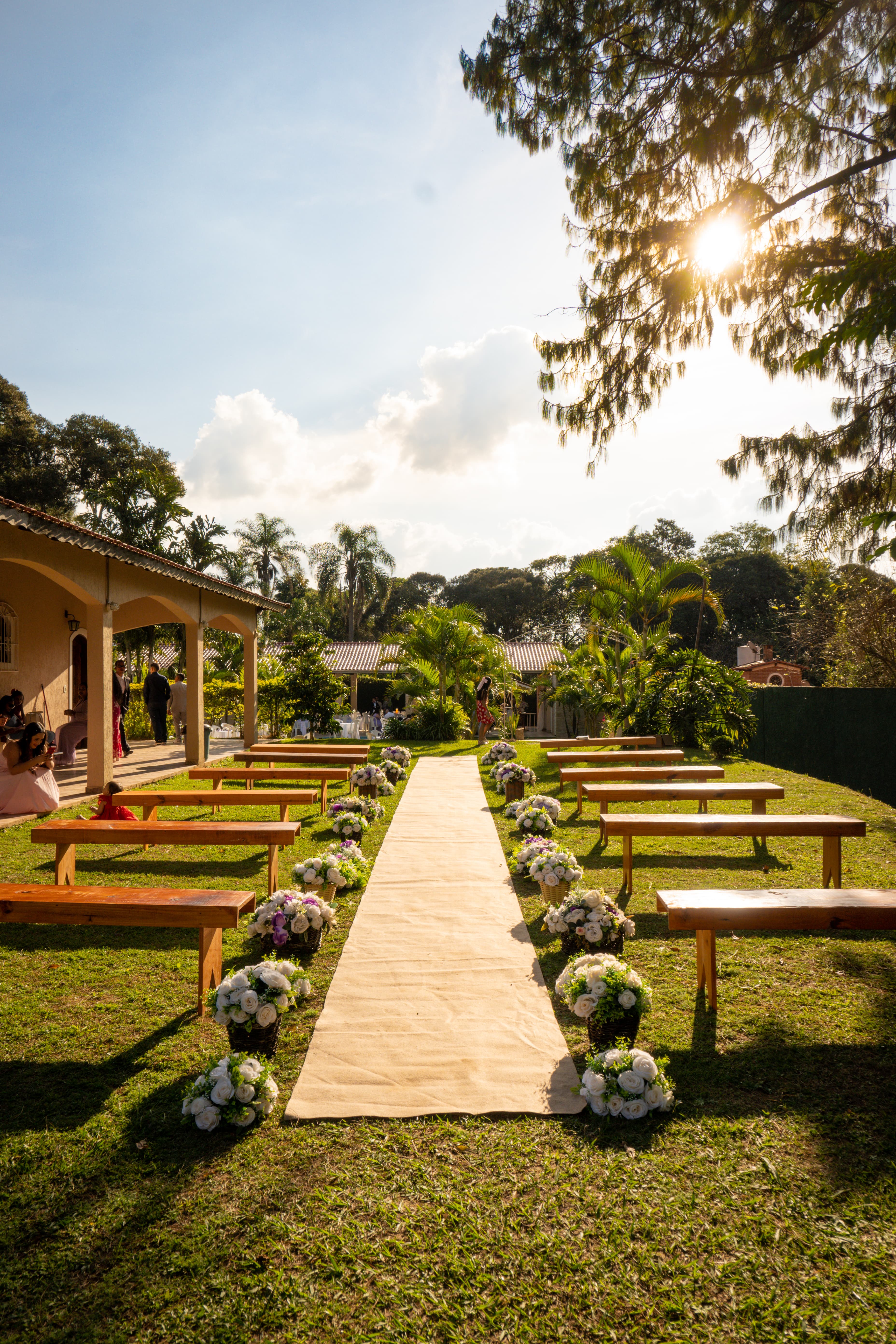 Raissa e Kauan sorrindo em seu casamento