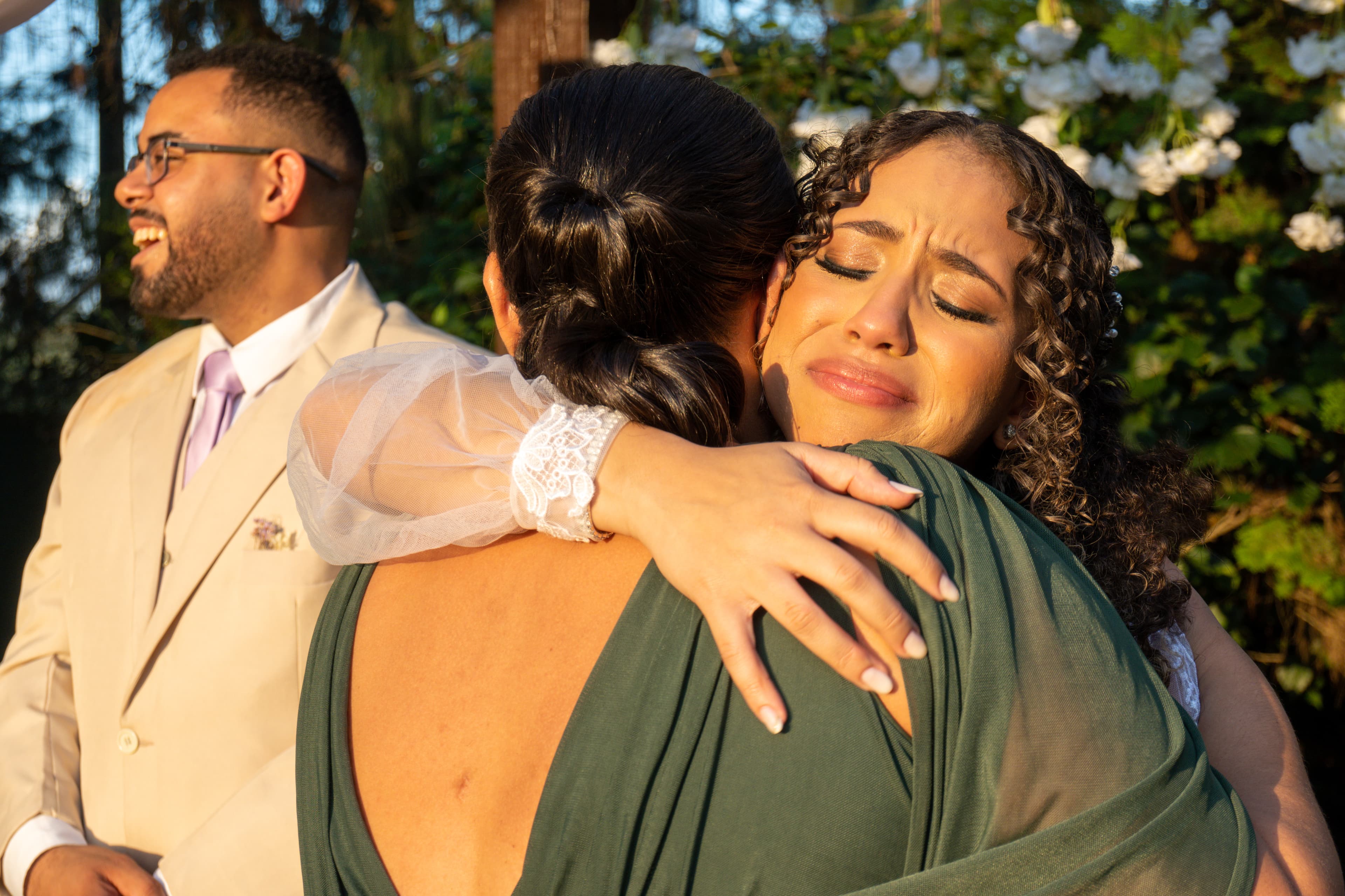 Raissa e Kauan sorrindo em seu casamento