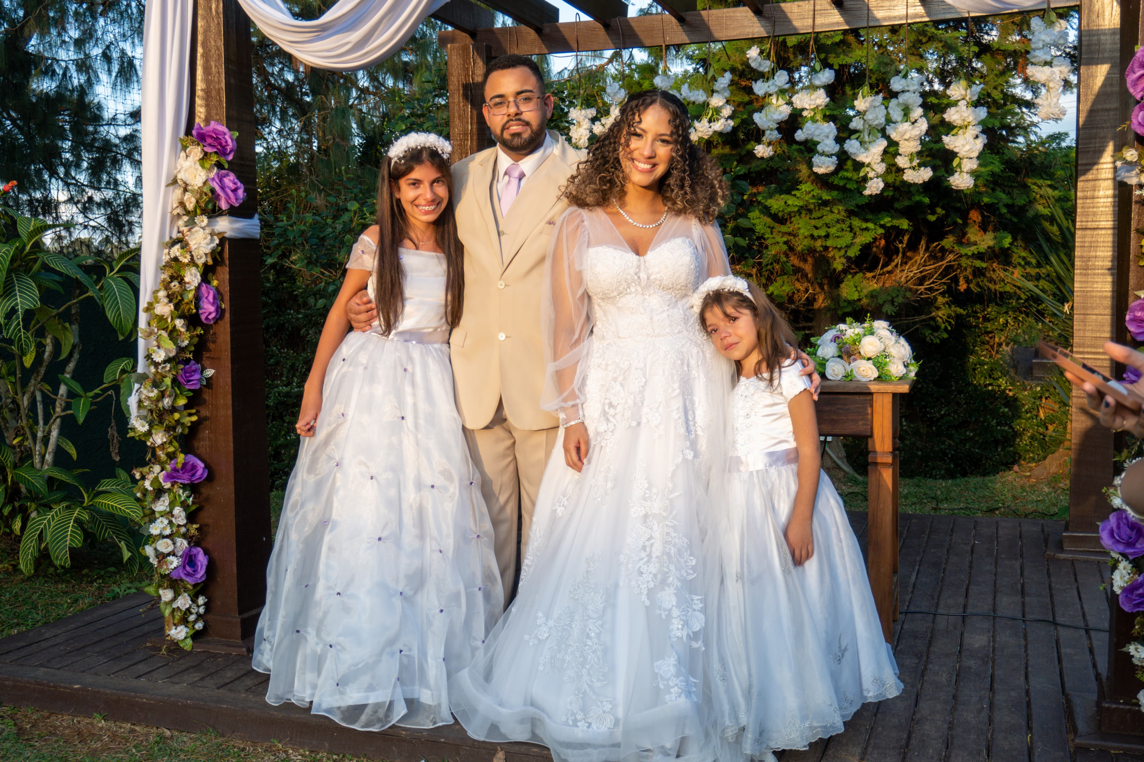 Raissa e Kauan sorrindo em seu casamento