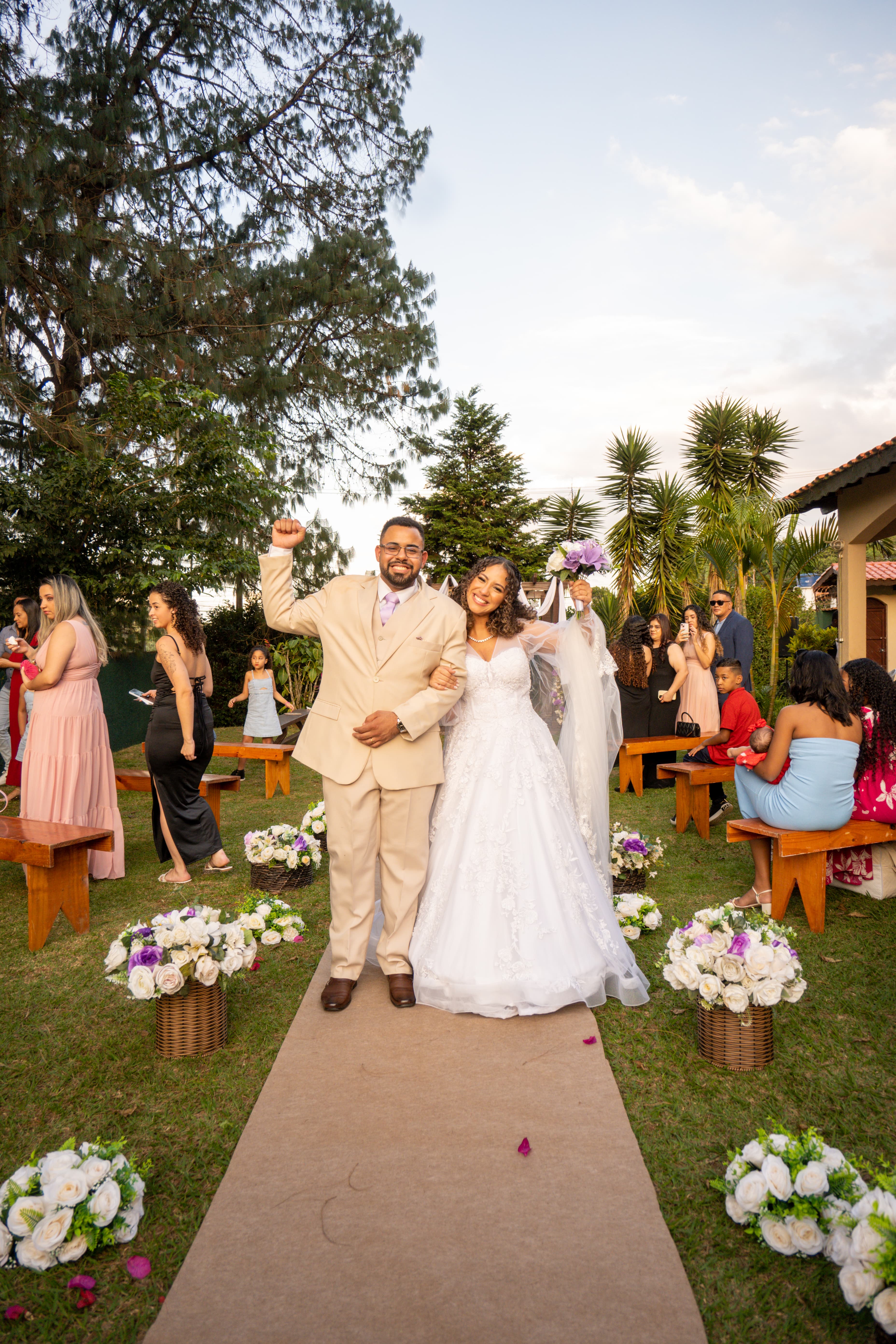 Raissa e Kauan sorrindo em seu casamento
