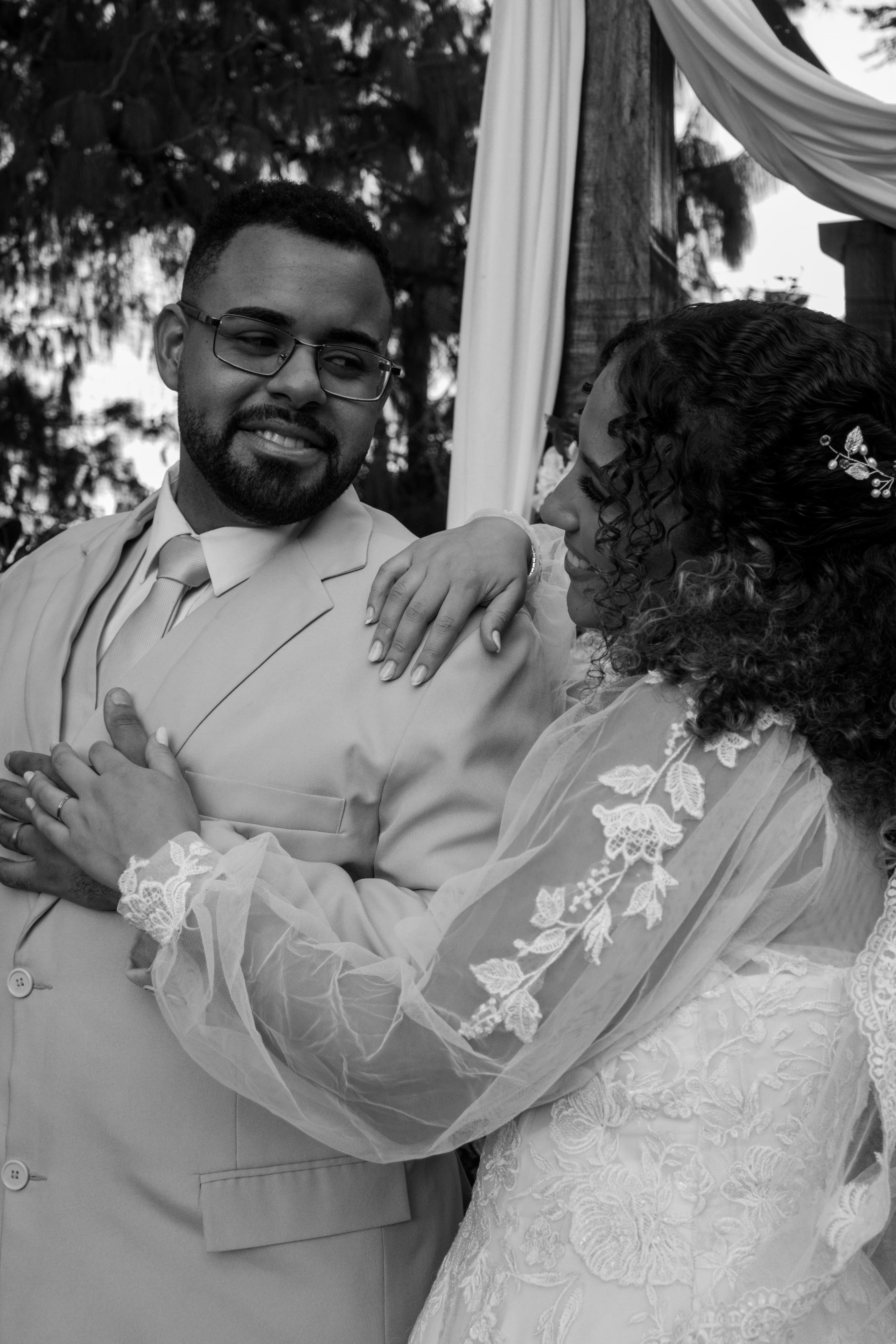 Raissa e Kauan sorrindo em seu casamento