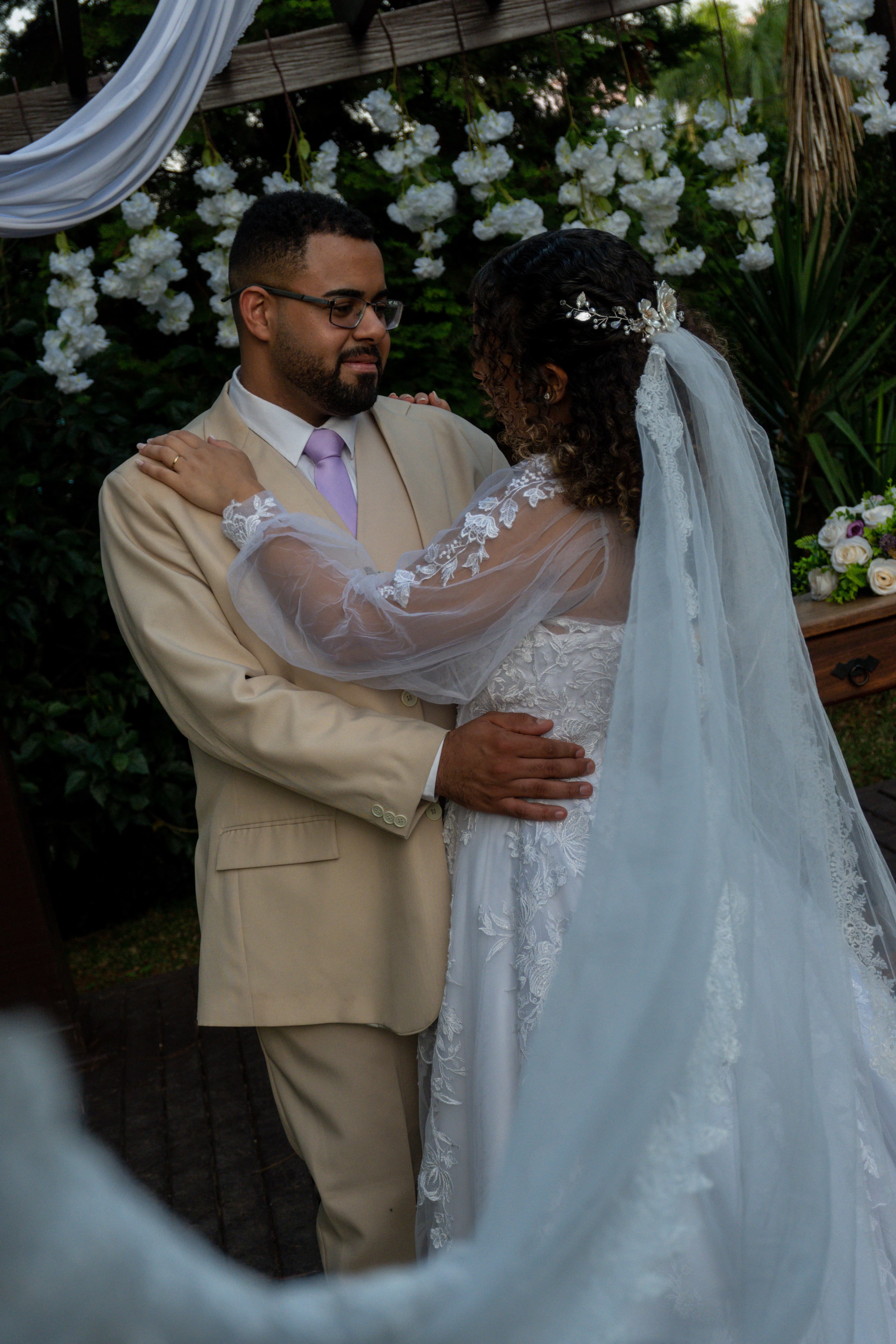 Raissa e Kauan sorrindo em seu casamento