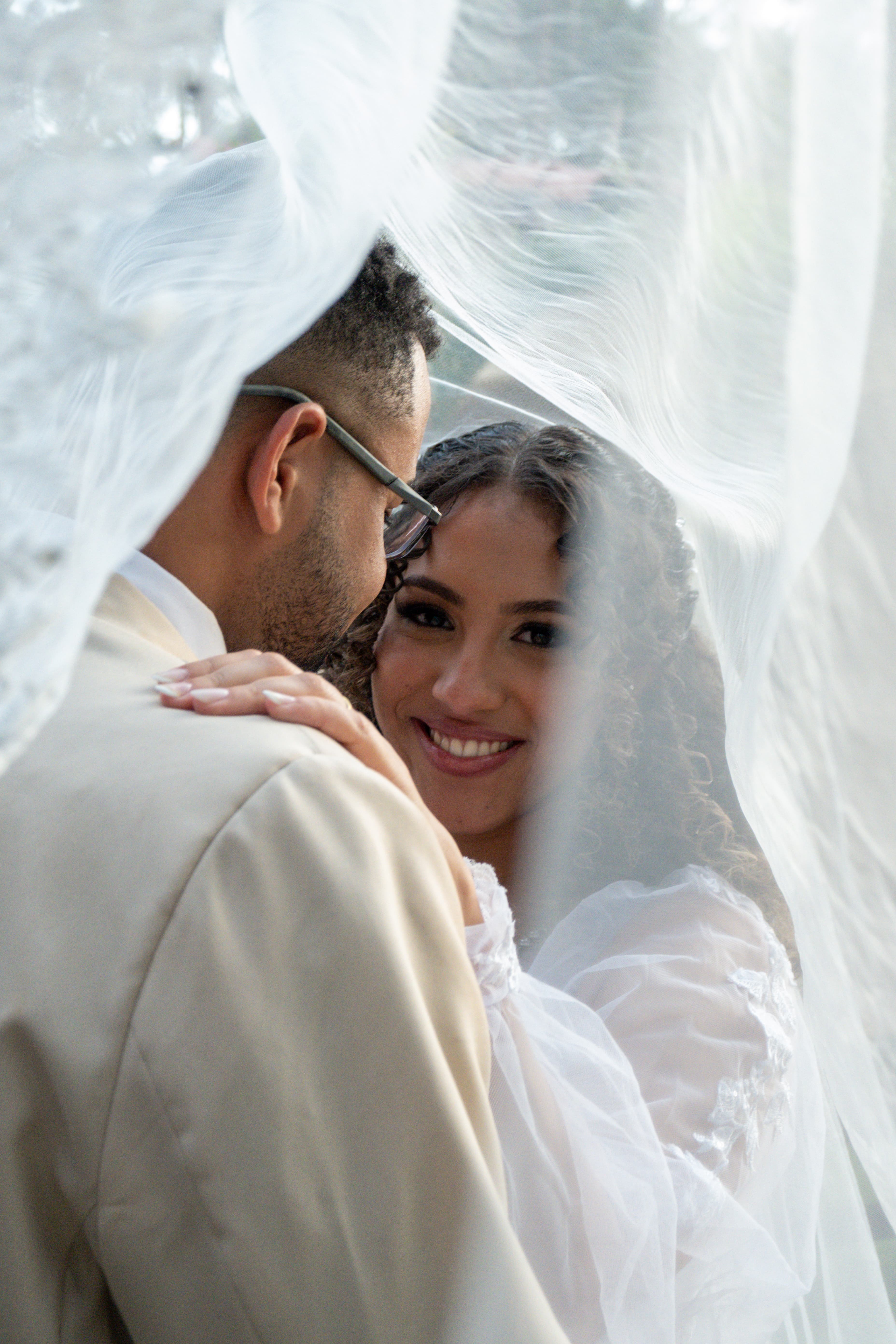 Raissa e Kauan sorrindo em seu casamento