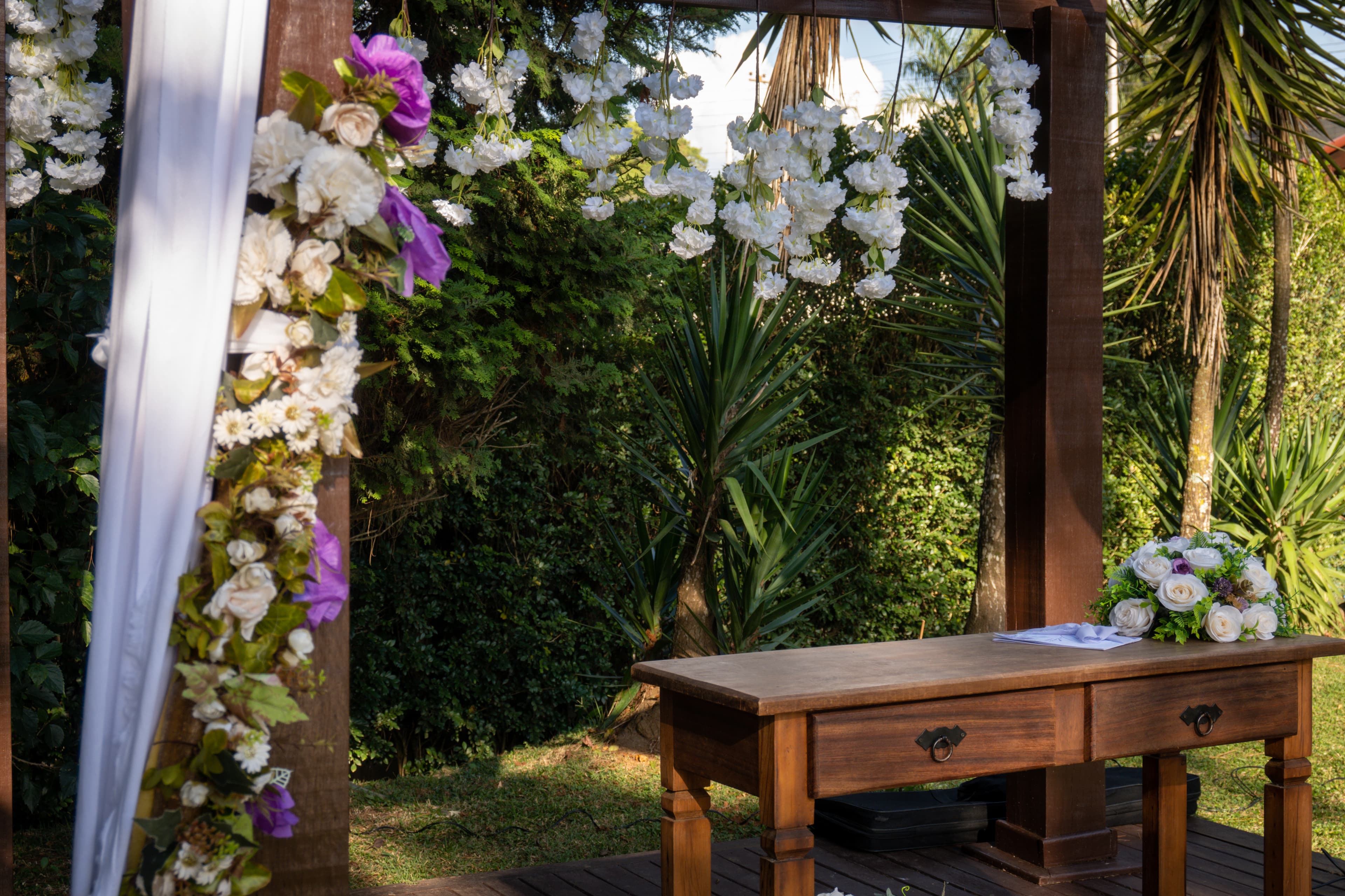 Raissa e Kauan sorrindo em seu casamento