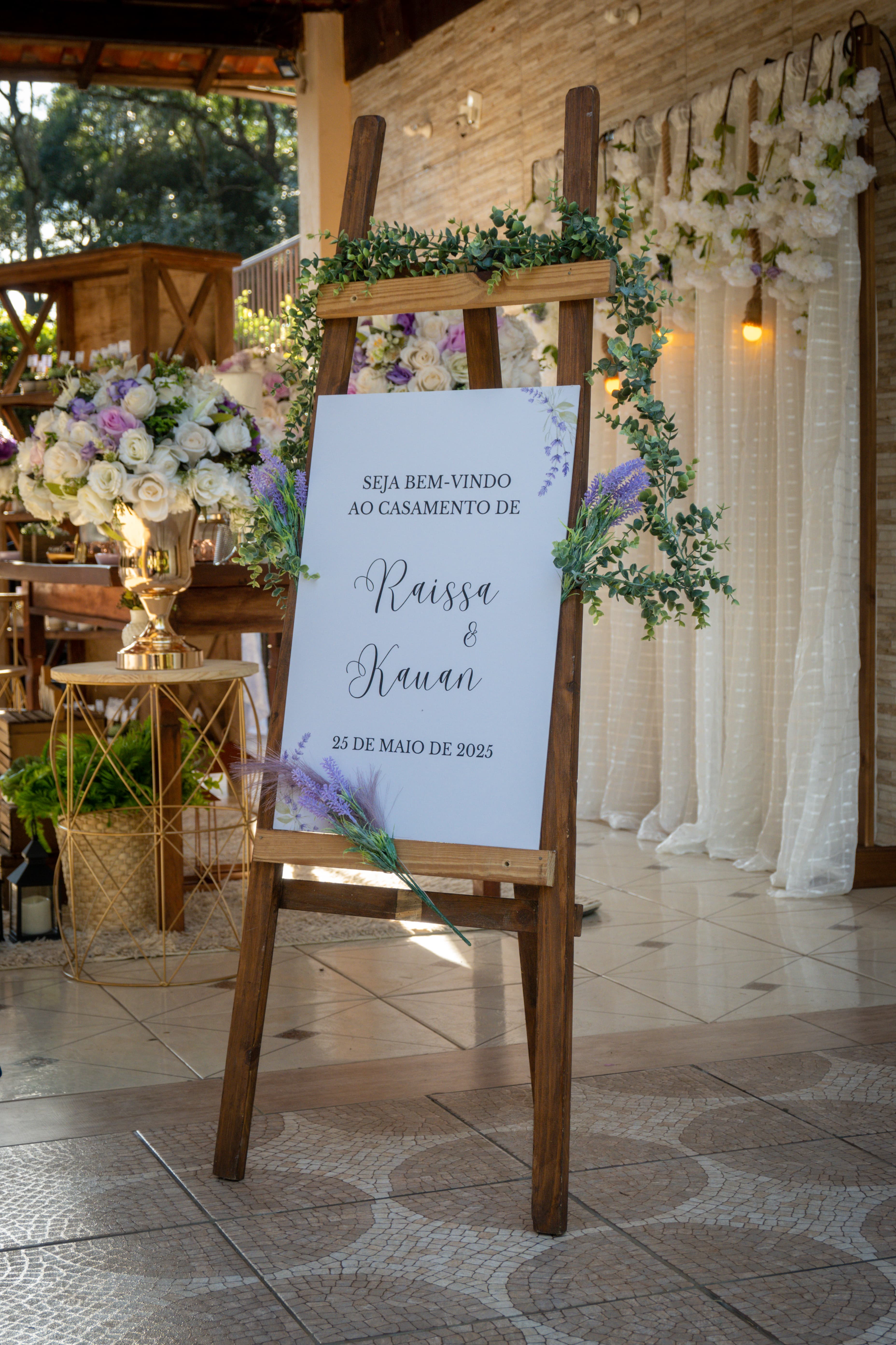 Raissa e Kauan sorrindo em seu casamento