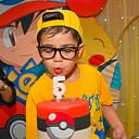 Uma festa de aniversário com crianças se divertindo.