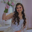 Cerimônia de casamento com noivos felizes.